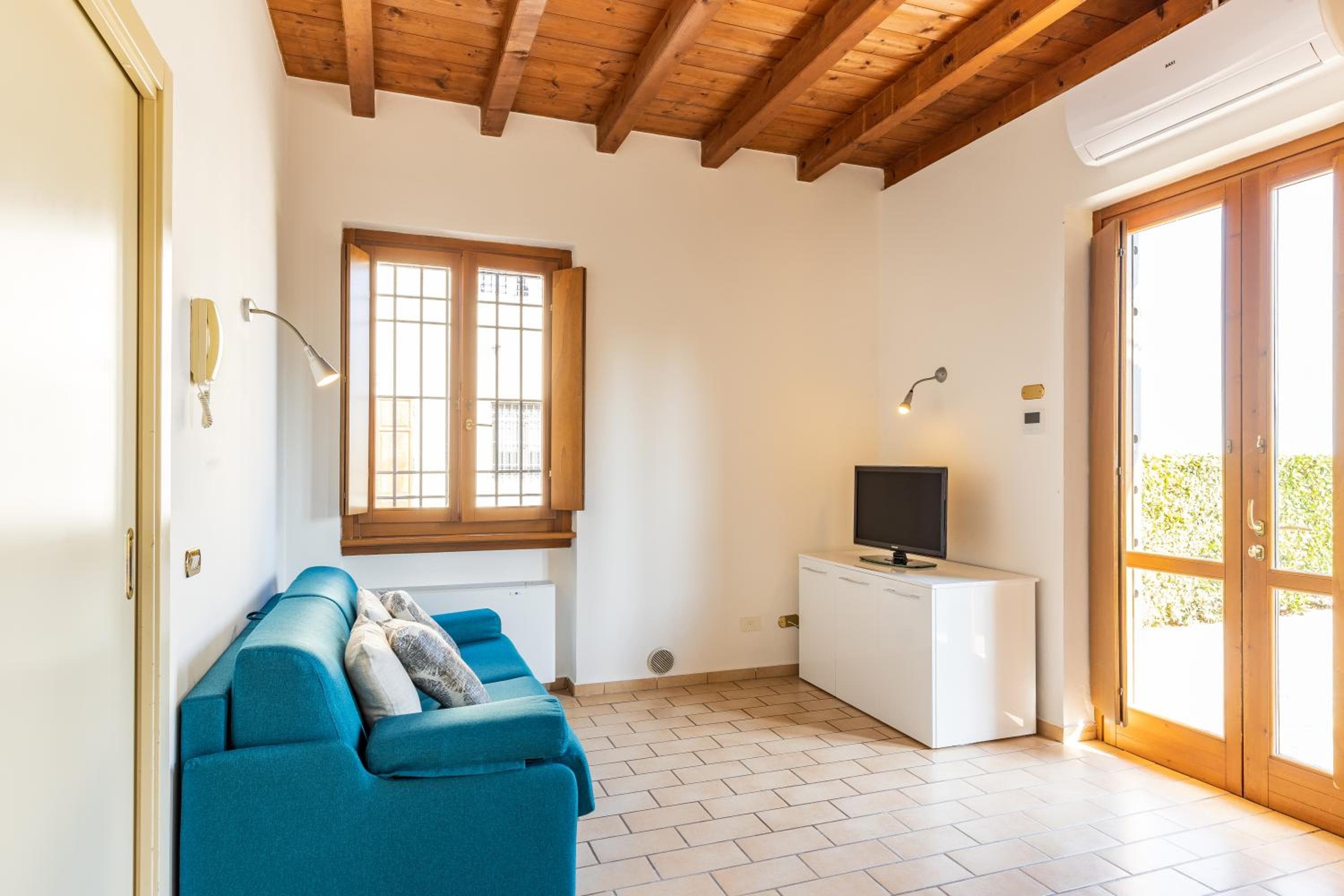 Il Casale Lonato, Oasi di Piacere Immersa nel Verde con Piscina - by HOST4U, Lonato del Garda, photo 6