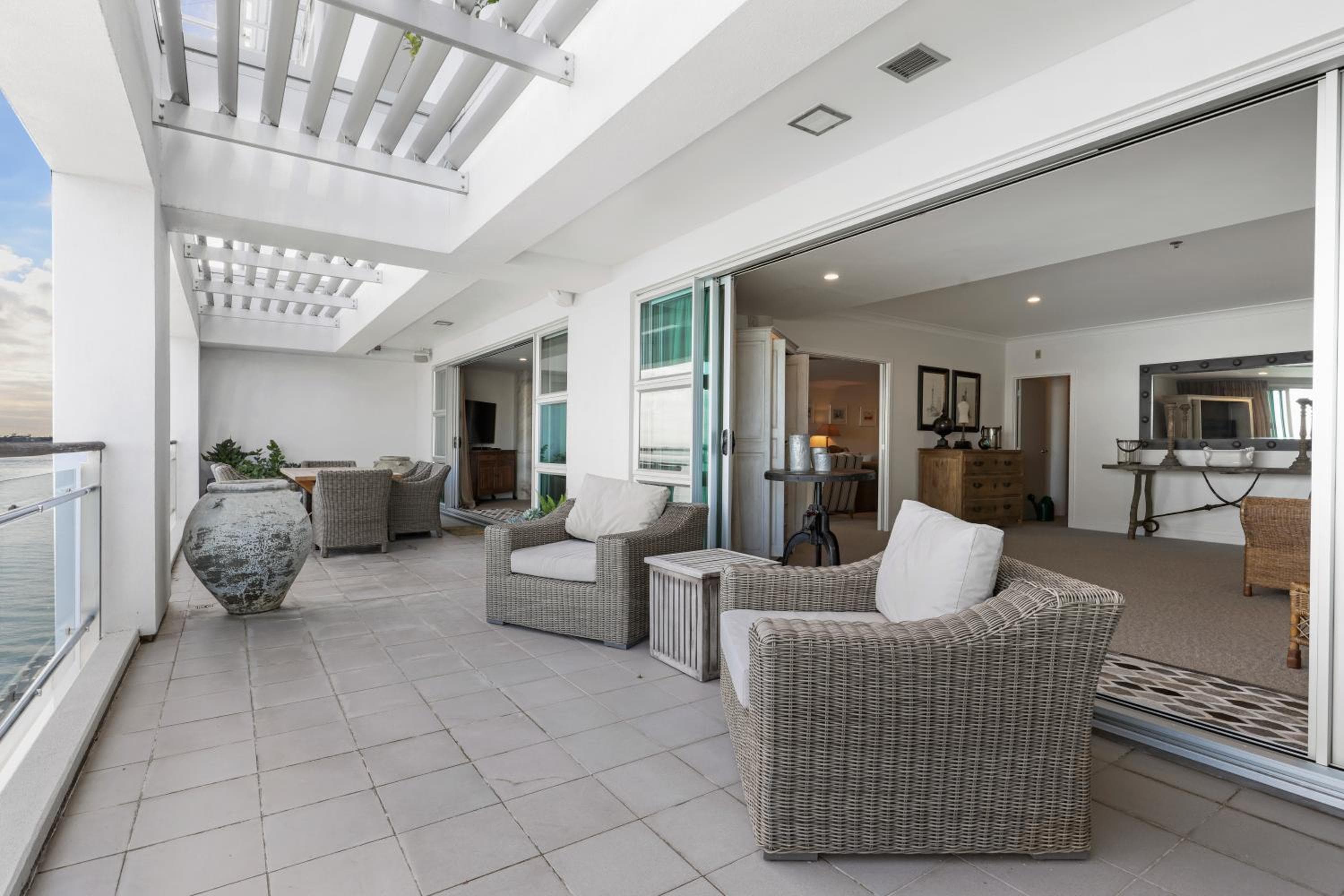 Spacious 3-Bed Waterfront Apartment, Auckland, photo 4
