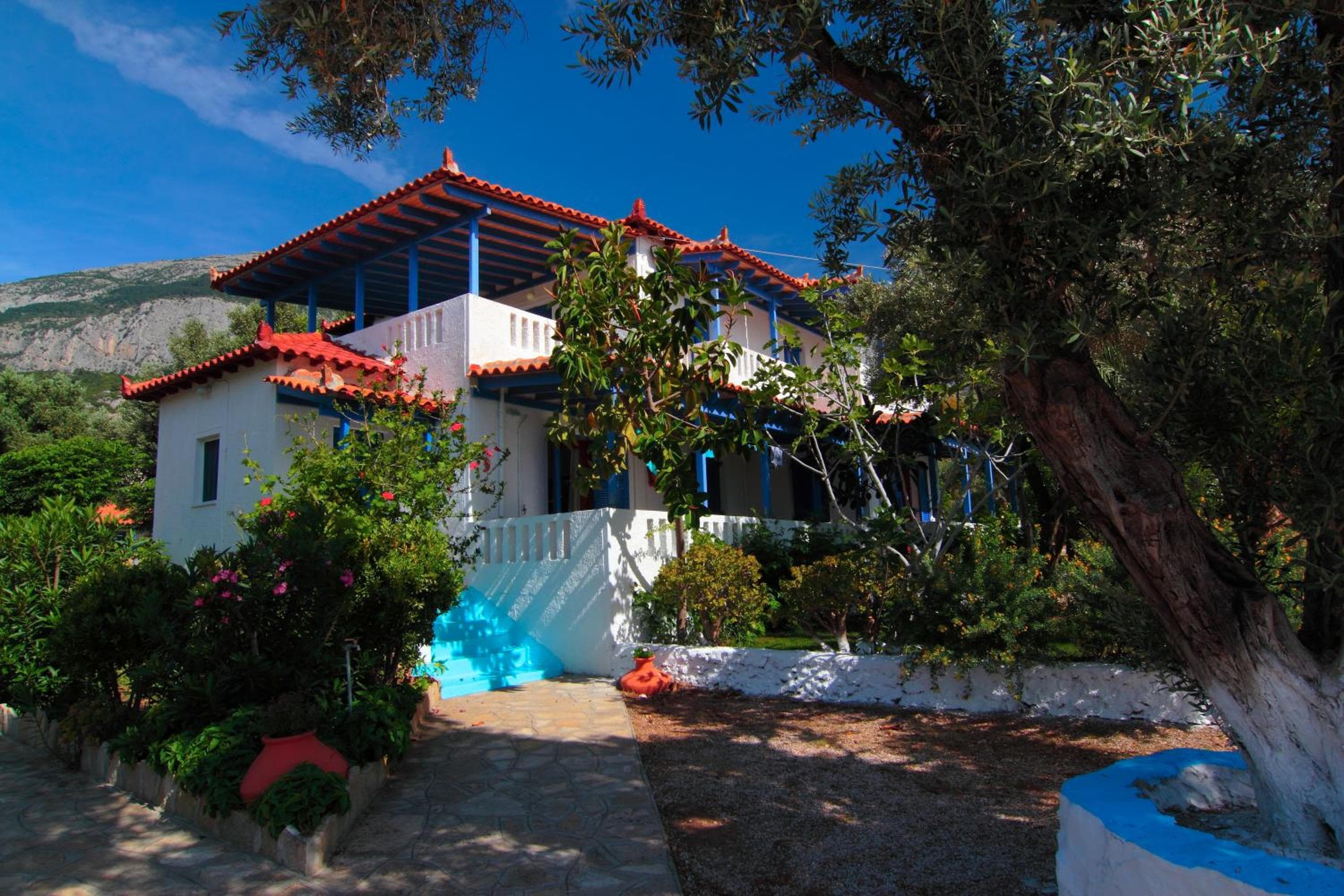 White Rock Apartments, Marathokampos