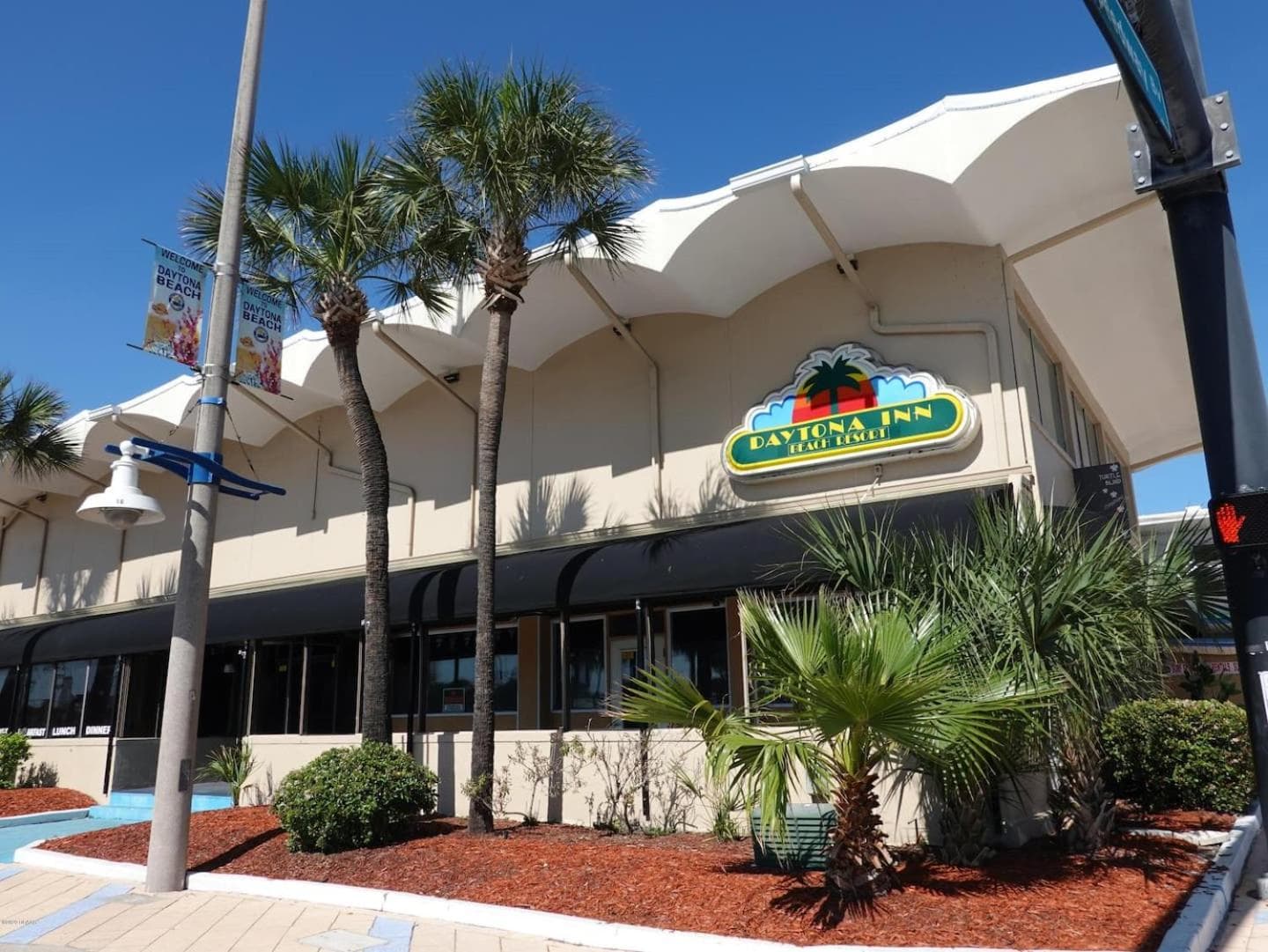 Turquoise Beach Retreat with Amazing pools -King bed, Daytona Beach