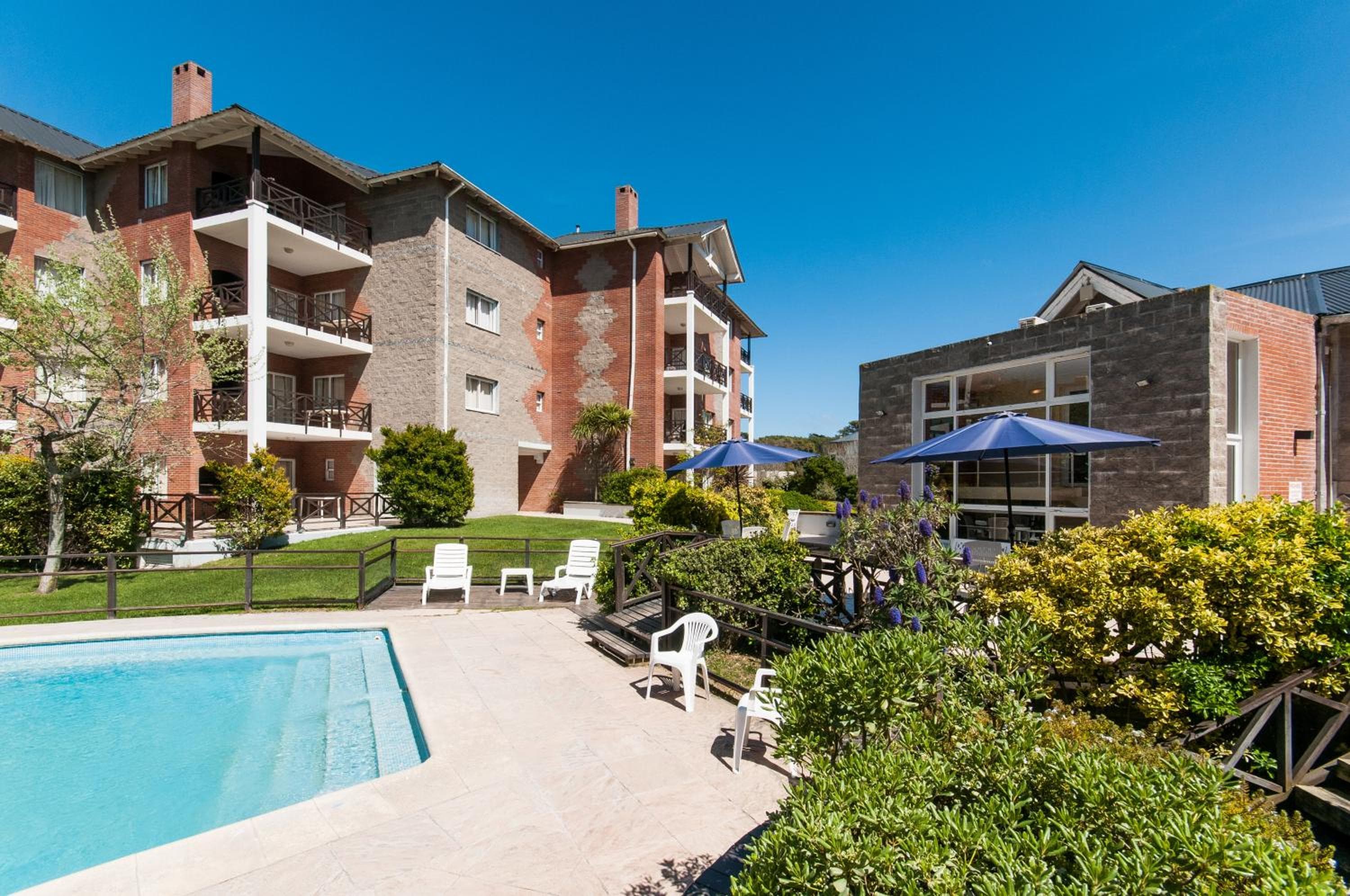 Victoria Village, Carilo
