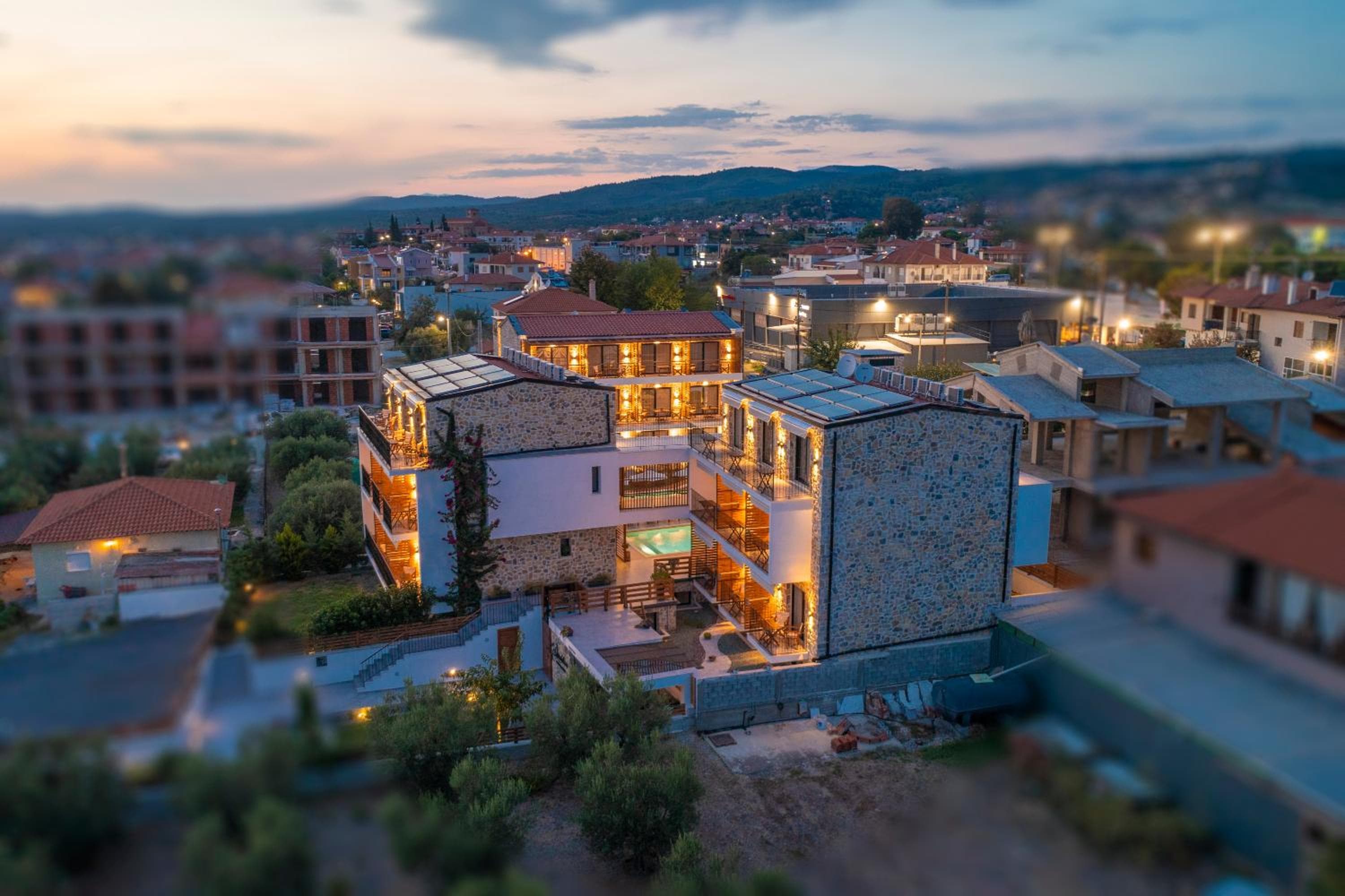Dandelion Suites, Nikiti