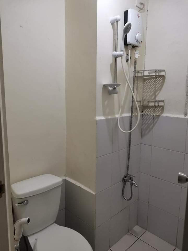 Bathroom at Mack's Awesome Place 11 with Netflix and FastUnliwifi