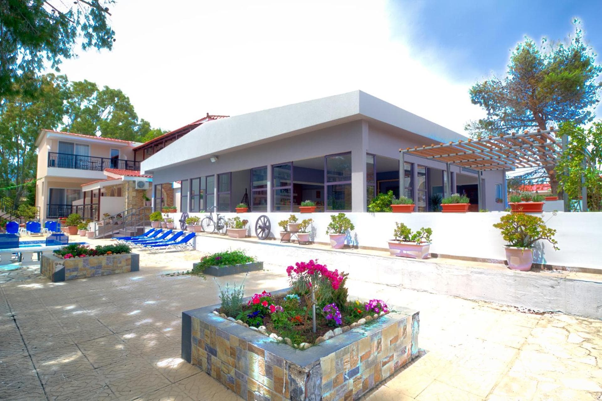Two Brothers Studios & Apts, Kalamaki