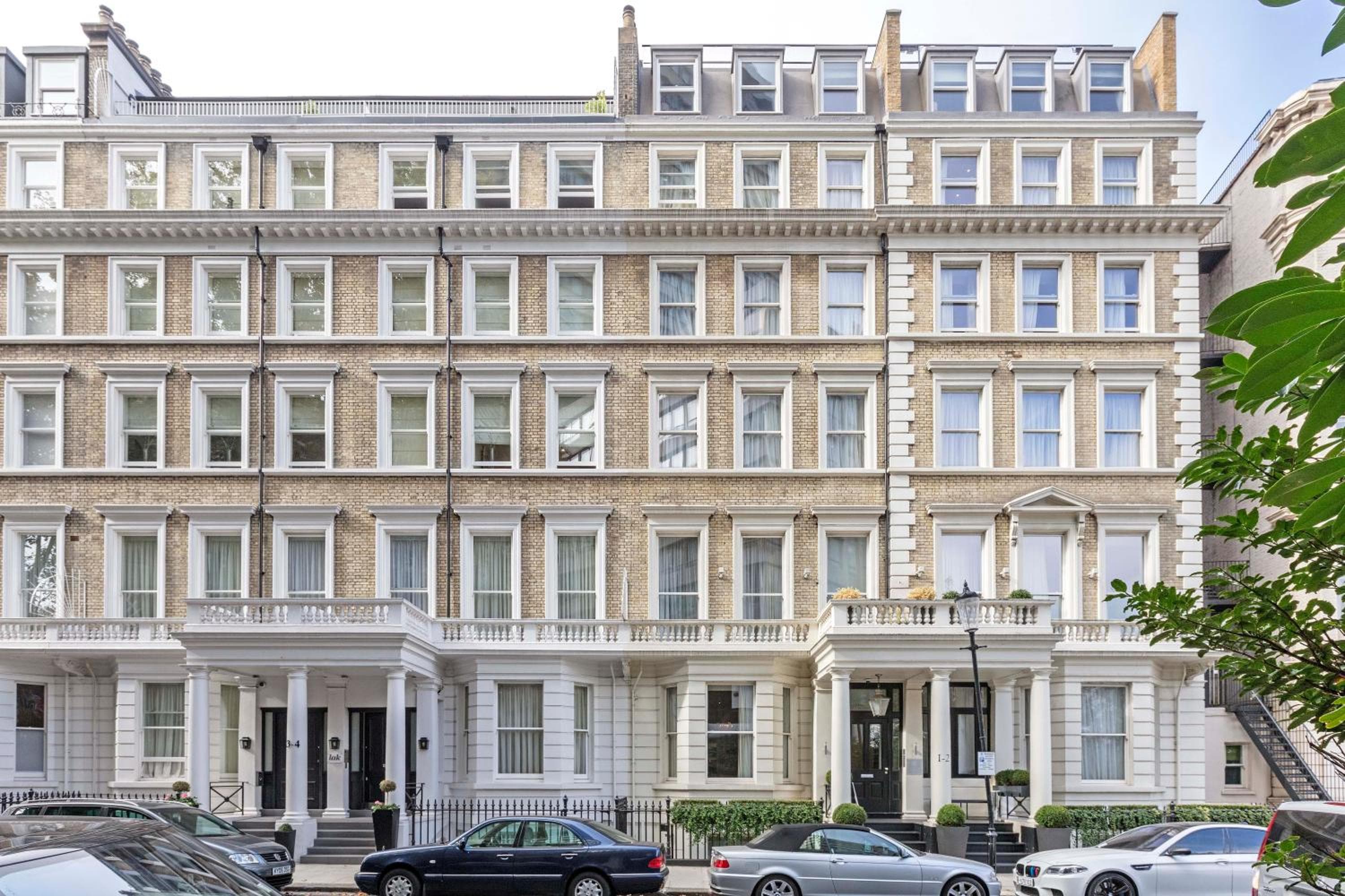 Ashburn Court Apartments, London
