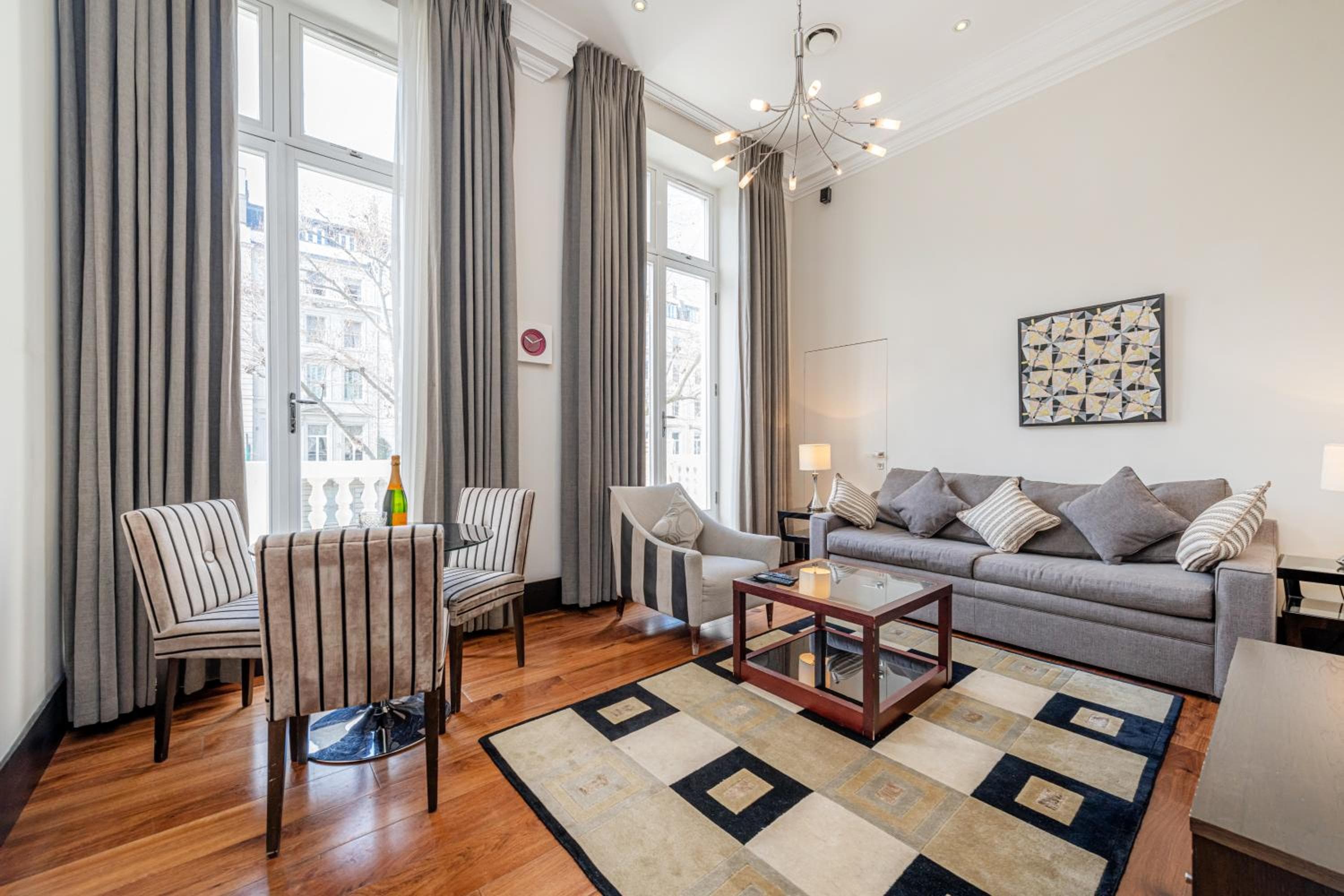 130 Queen's Gate Apartments, London, photo 2