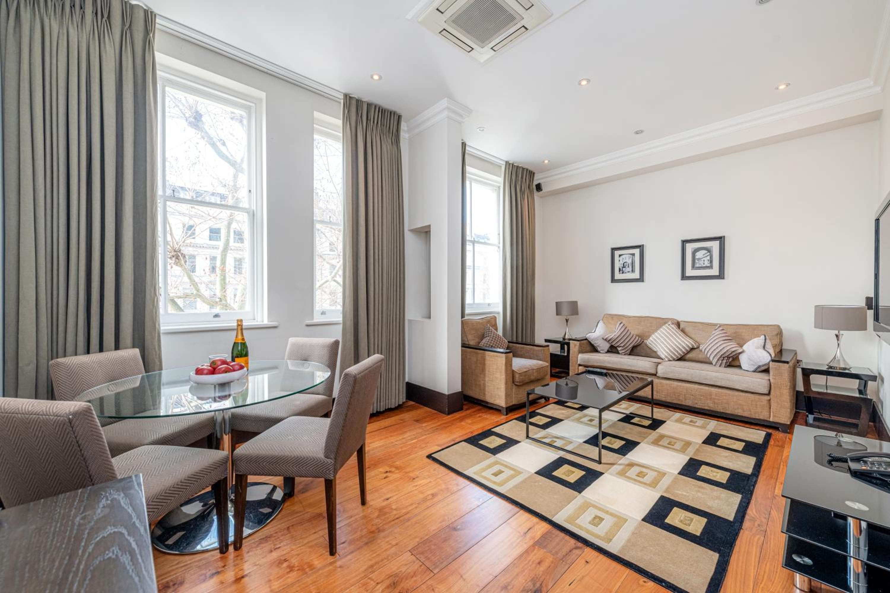 130 Queen's Gate Apartments, London, photo 3