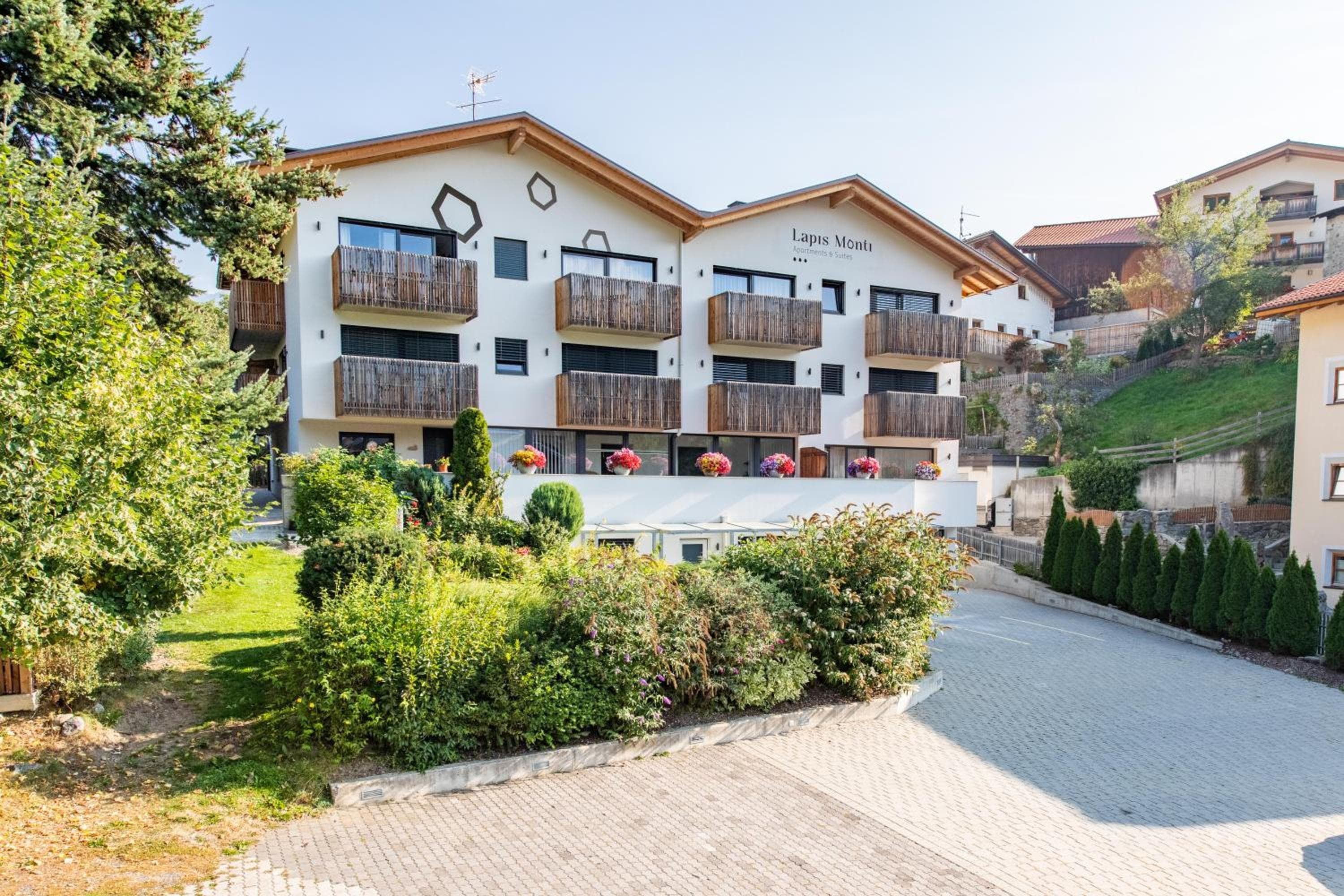 Lapis Monti Apartments & Suites, Burgusio