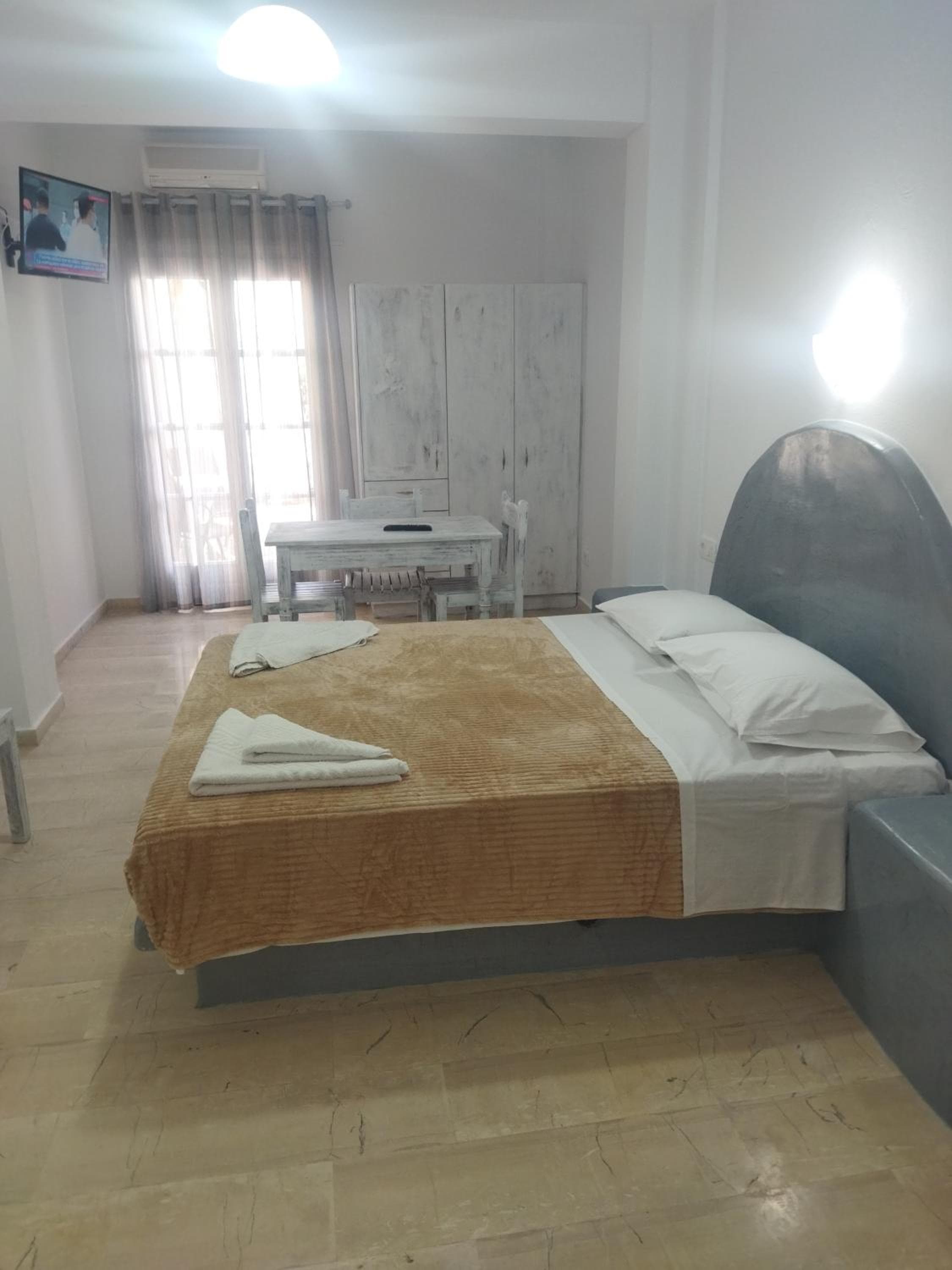 Ira Apartments, Kamari