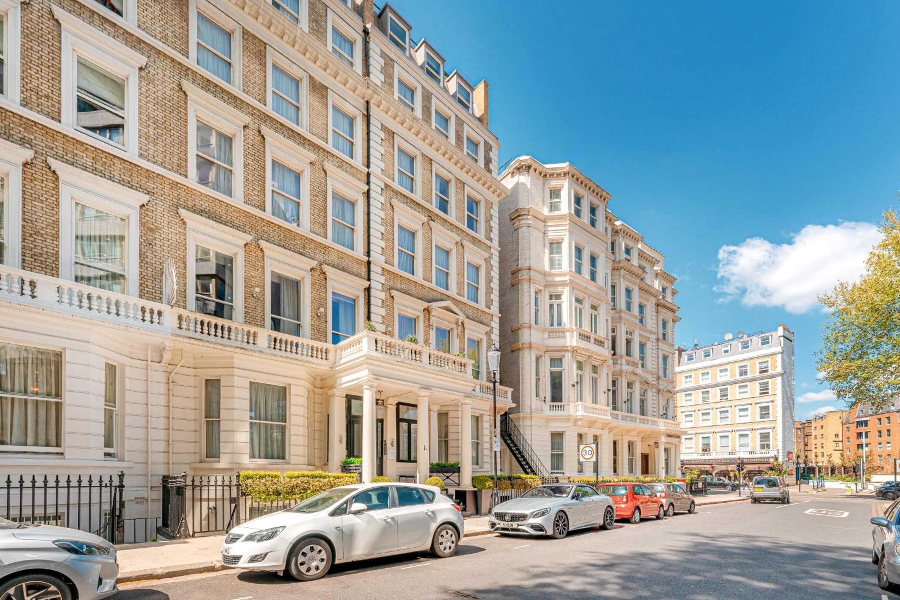 Ashburn Court Apartments, London, photo 2