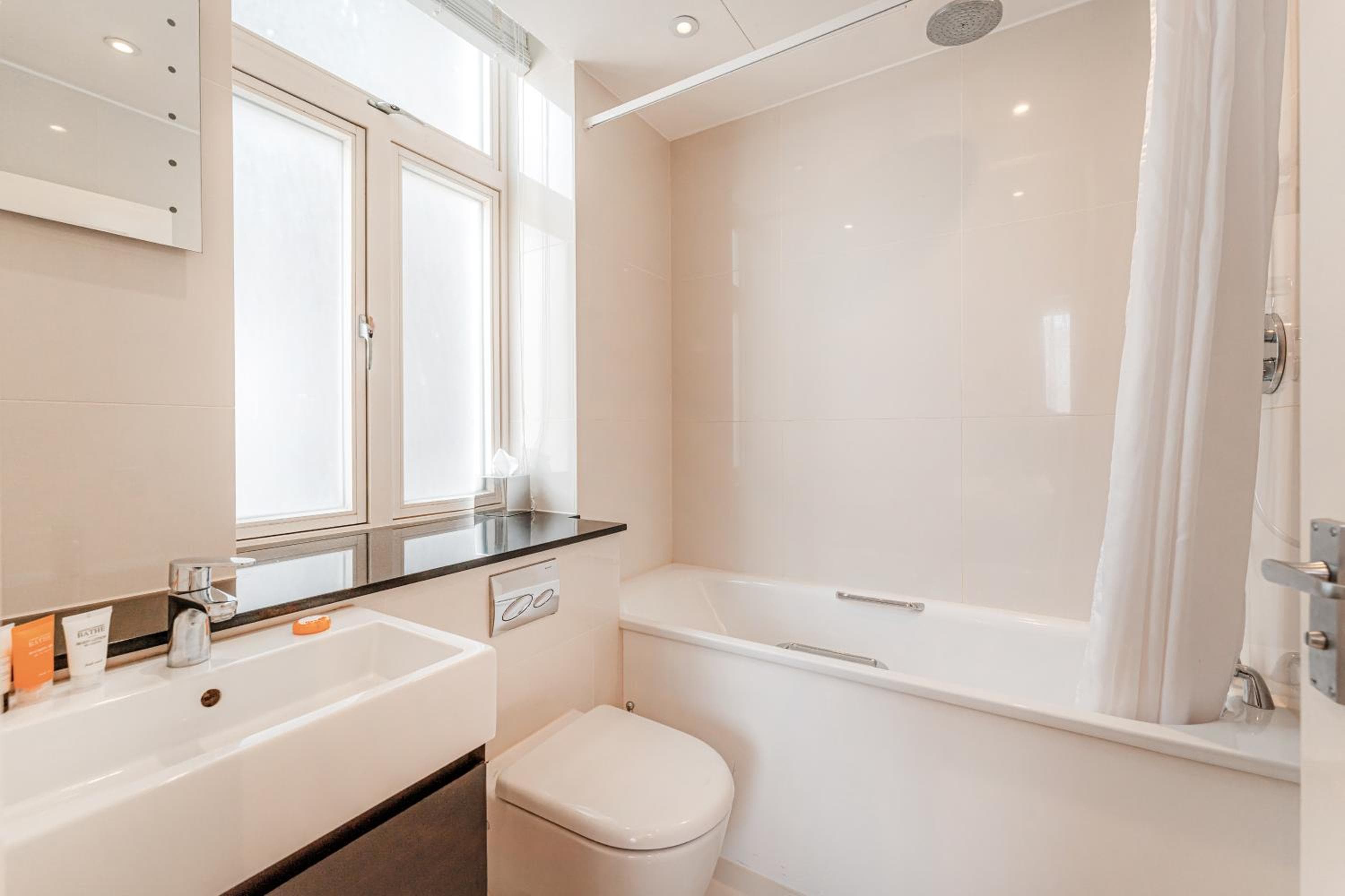 Ashburn Court Apartments, London, photo 3
