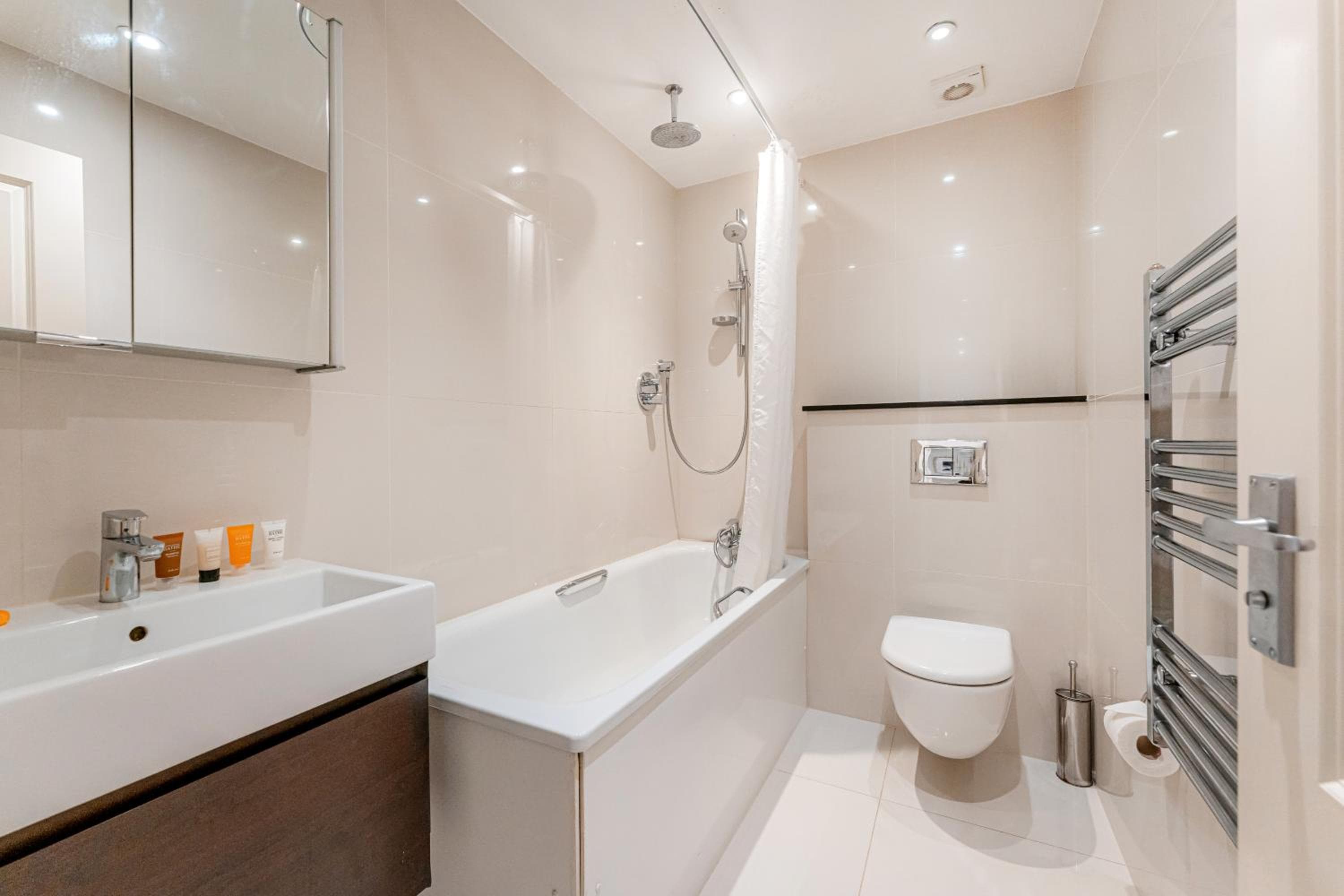 Ashburn Court Apartments, London, photo 6