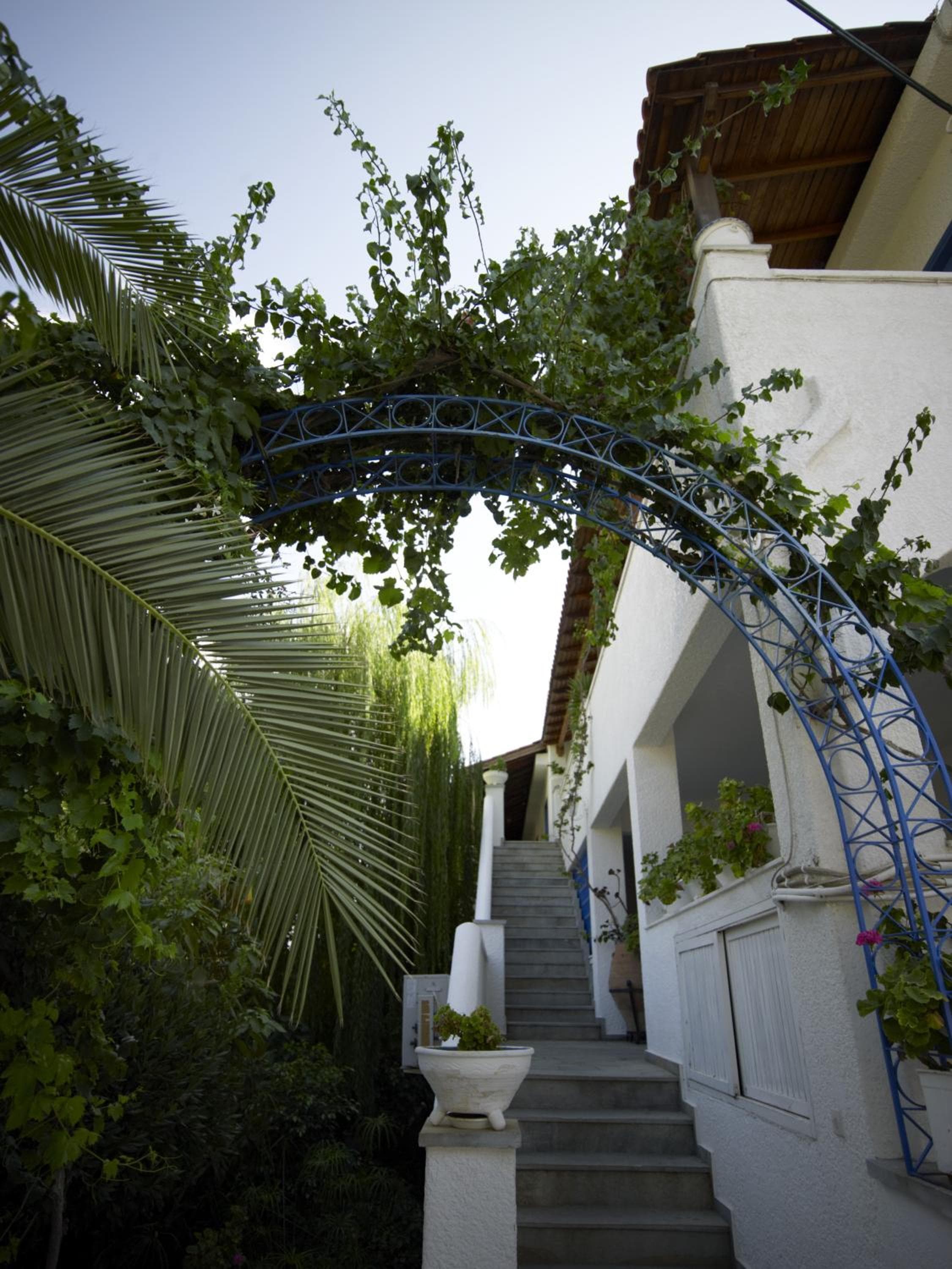 Ninetta's Studios, Poros