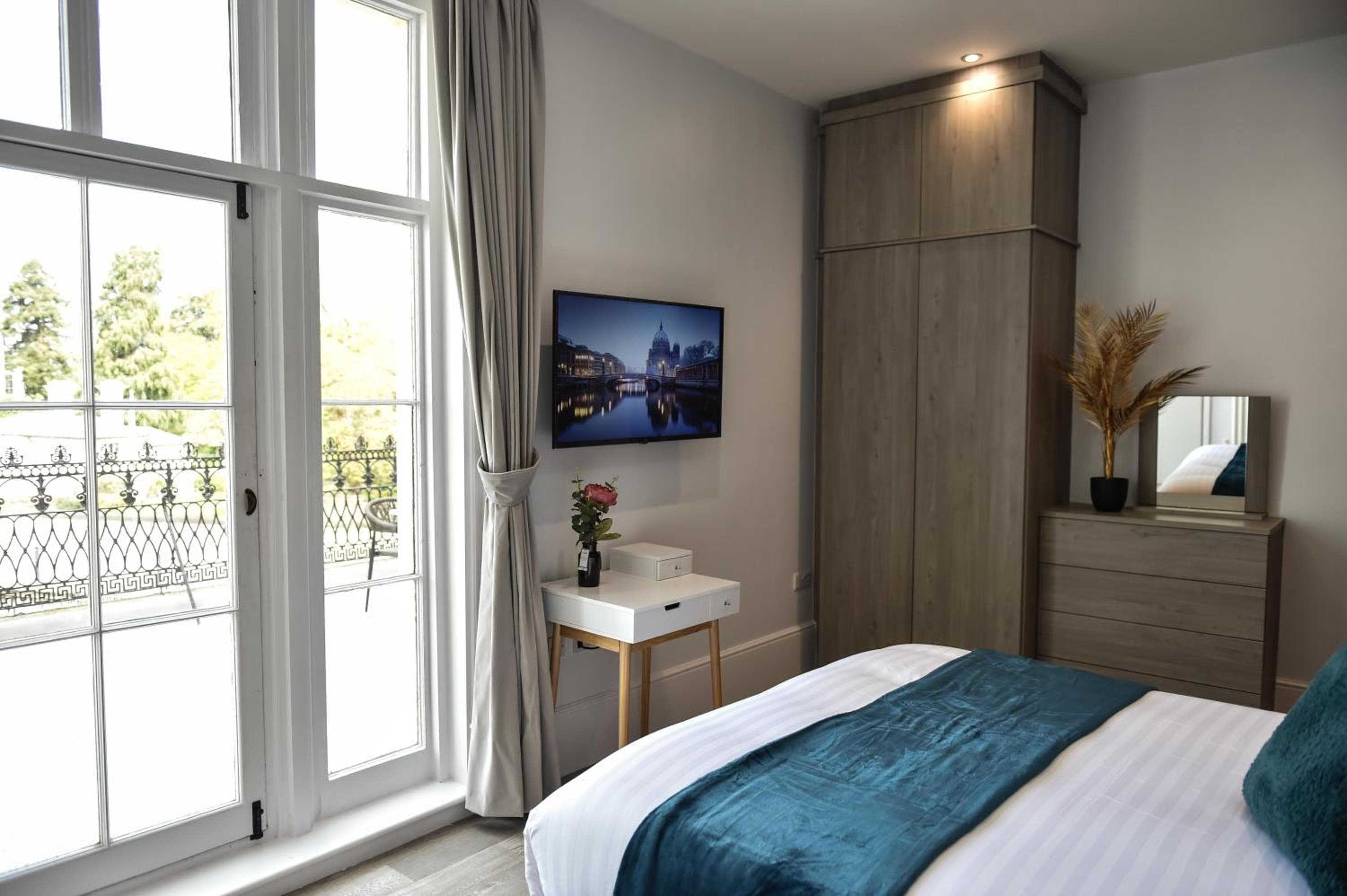 Victoria Colonnade Aparthotel, Leamington Spa, photo 2