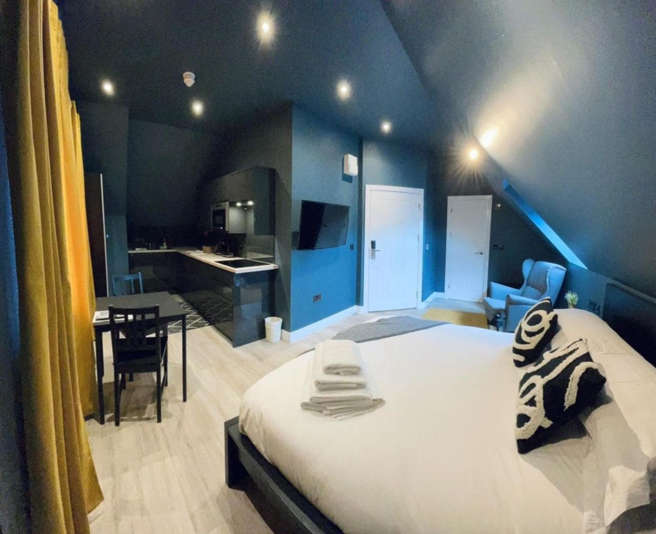 Sky City Apartments, Coventry, photo 2