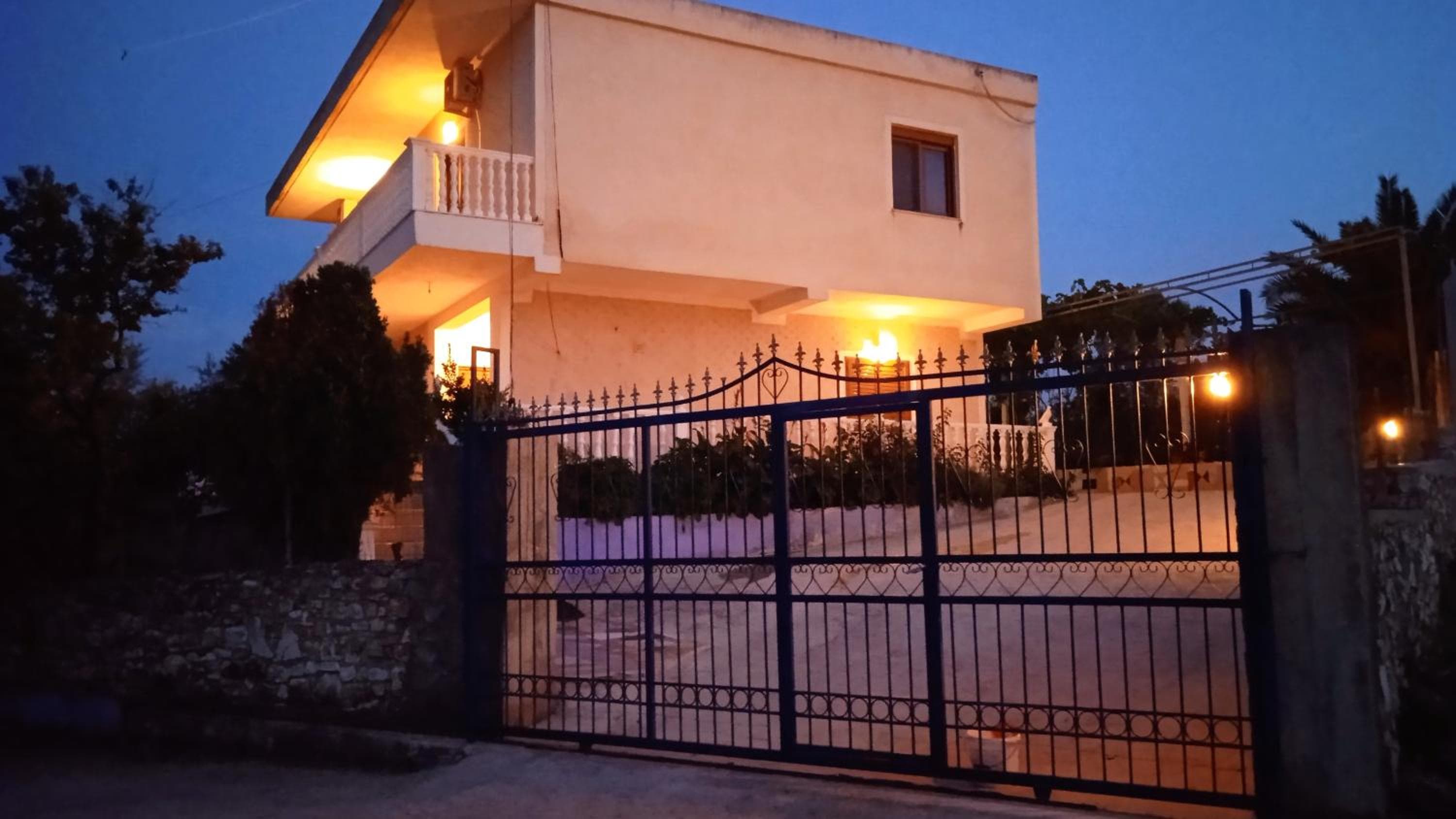 Arsen Apartments, Sarandë