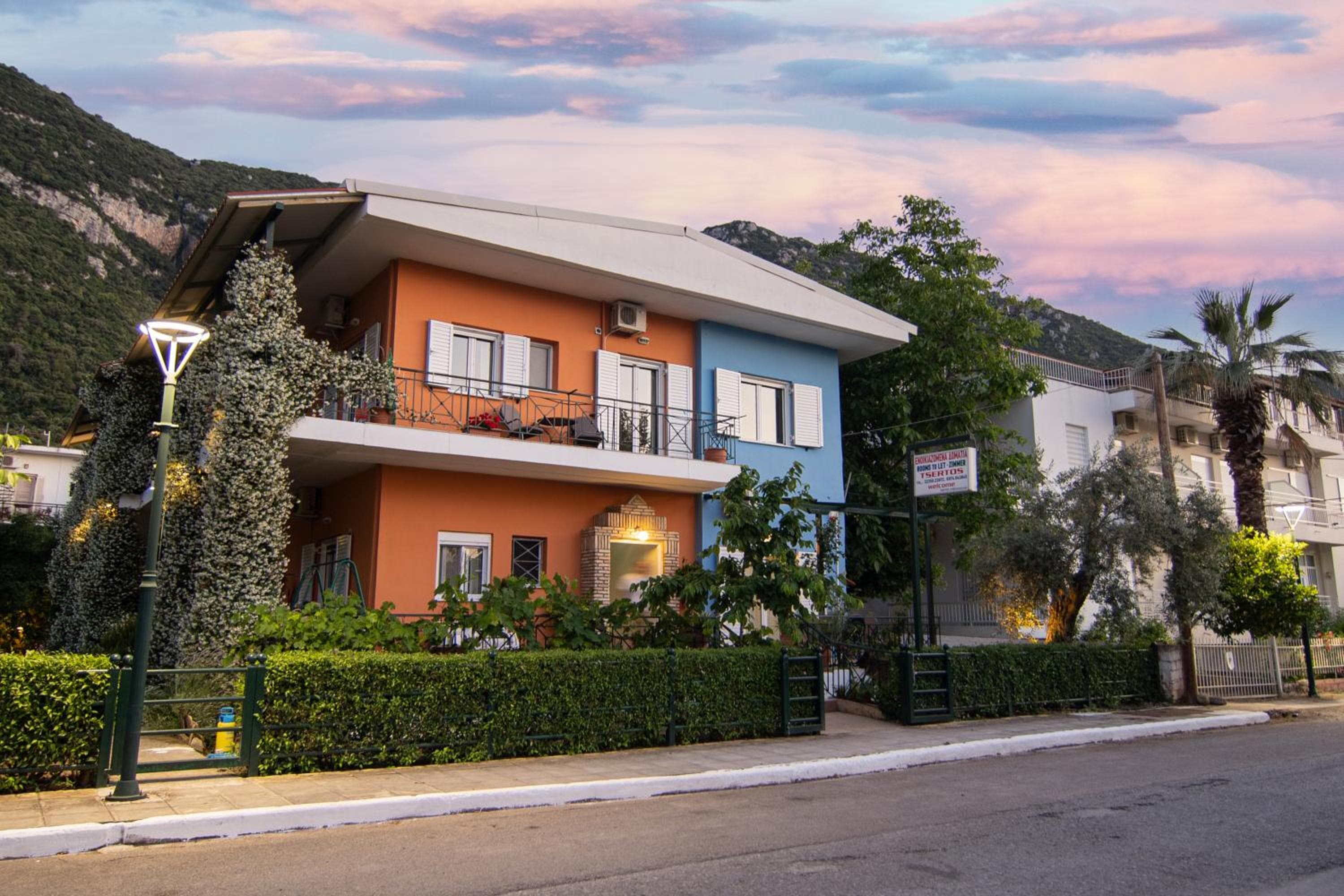 Tsertos Apartments, Kamena Vourla