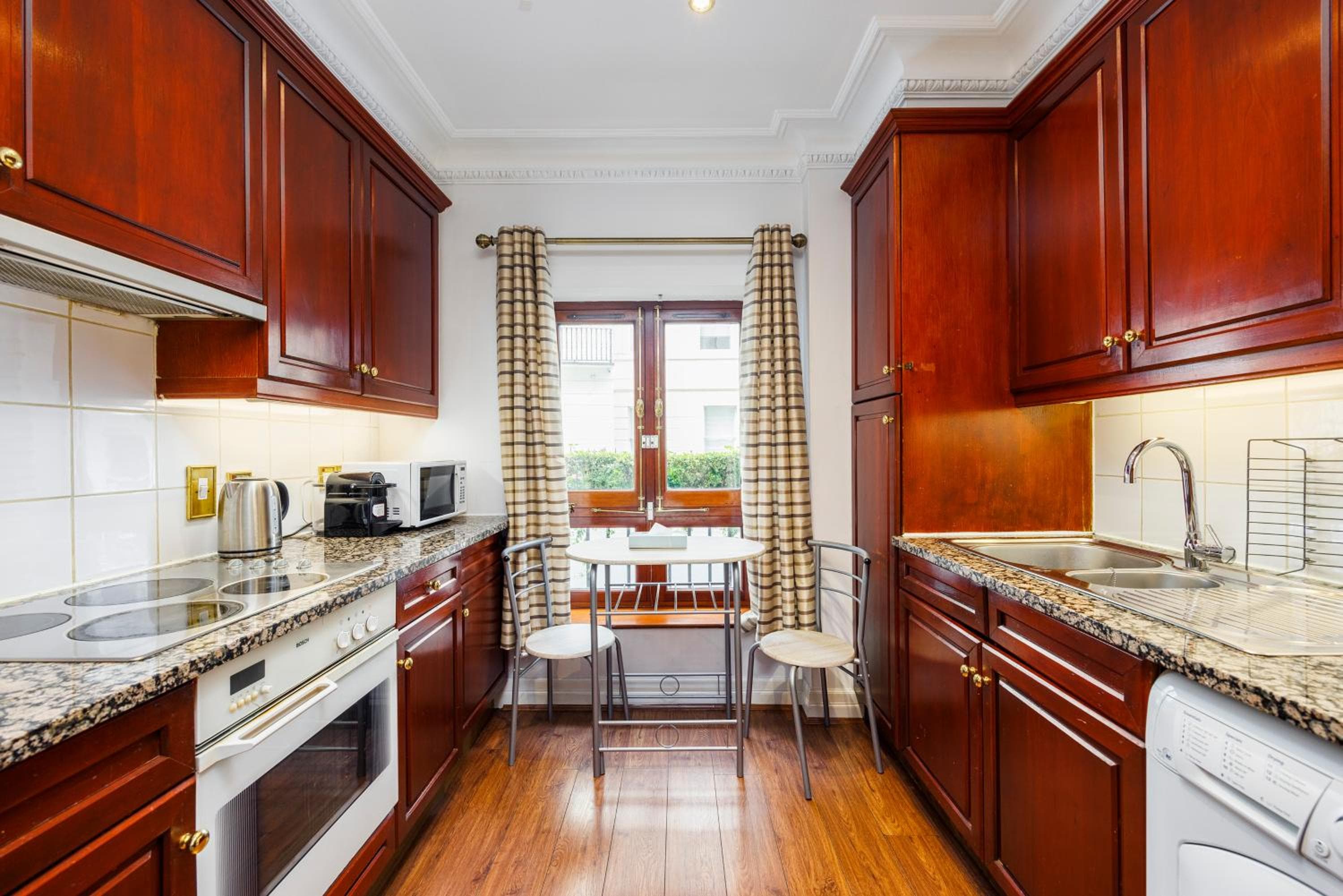 CARLTON COURT - MAYFAIR, London, photo 2