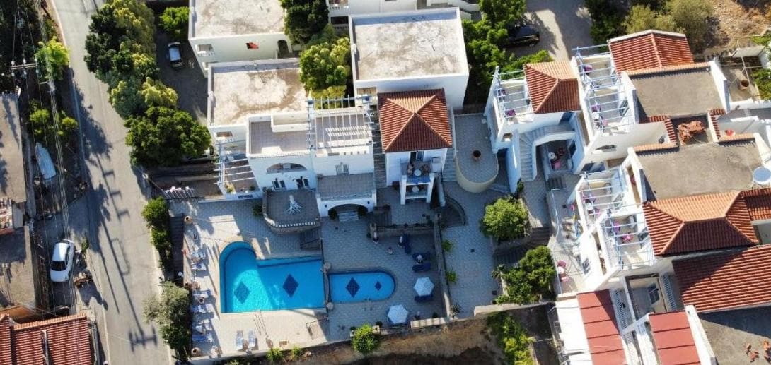 KTM Sunny Villas, Poros