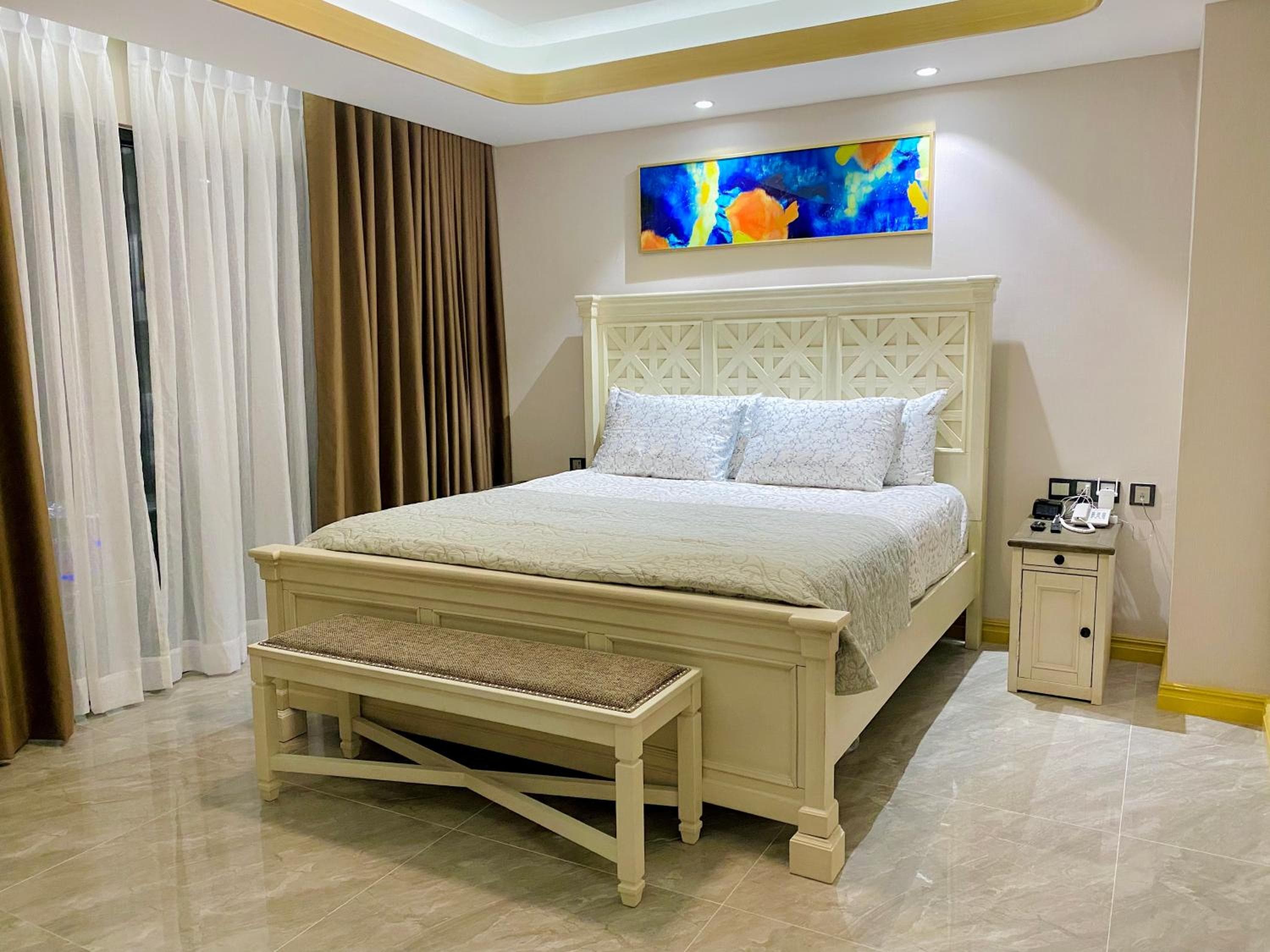 Comfortable 1 king bedroom, One Euphoria, Angeles, photo 3