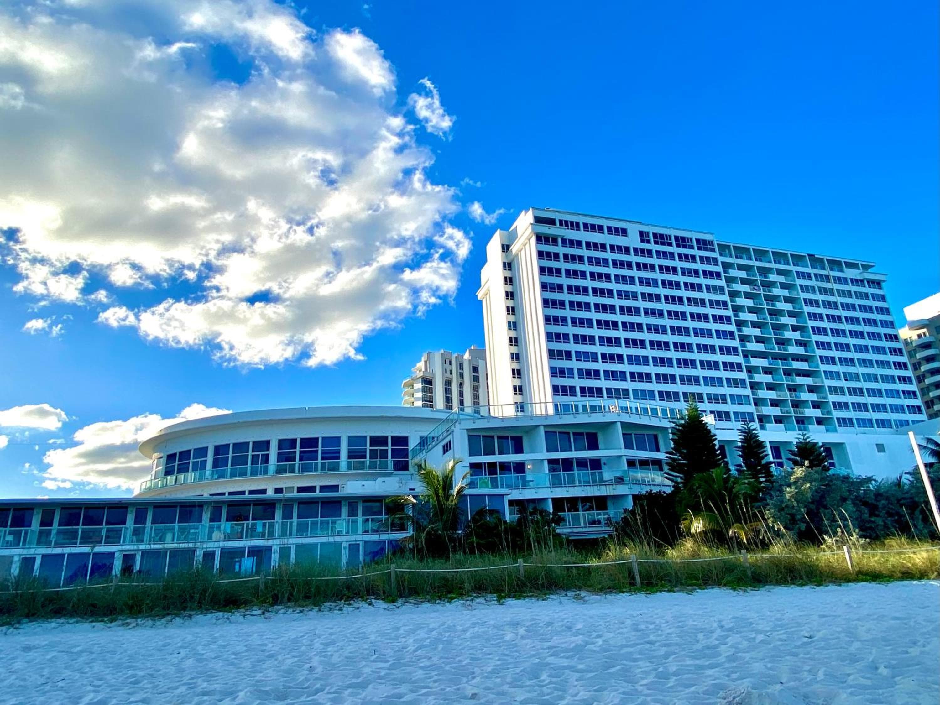Castle Beach Resort Condo - Panoramic Large Penthouse or Deluxe 1 BR Direct Ocean View and beach access- Updated-Free parking-, Miami Beach
