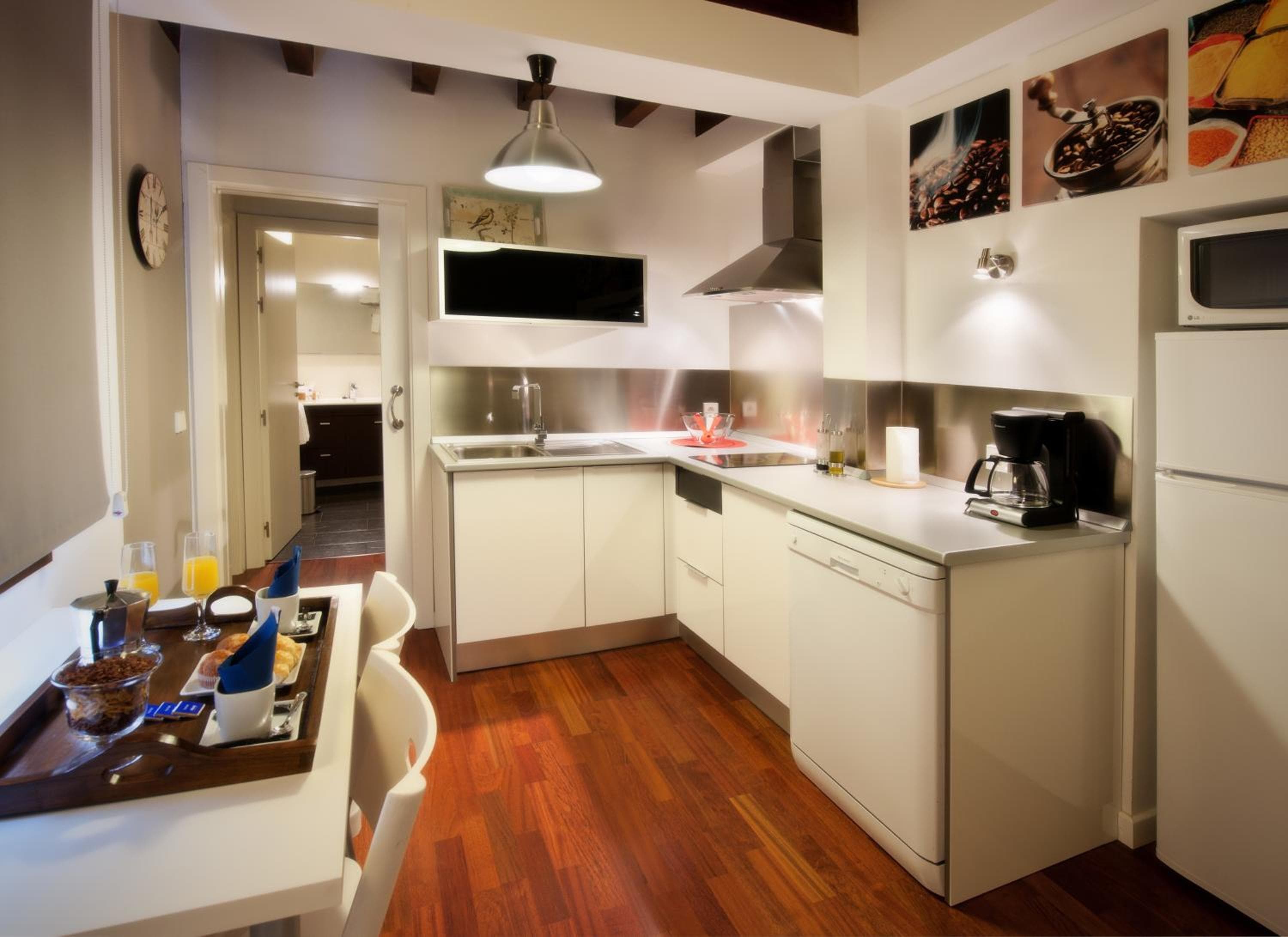 Kitchen at Apartamentos Abad Toledo