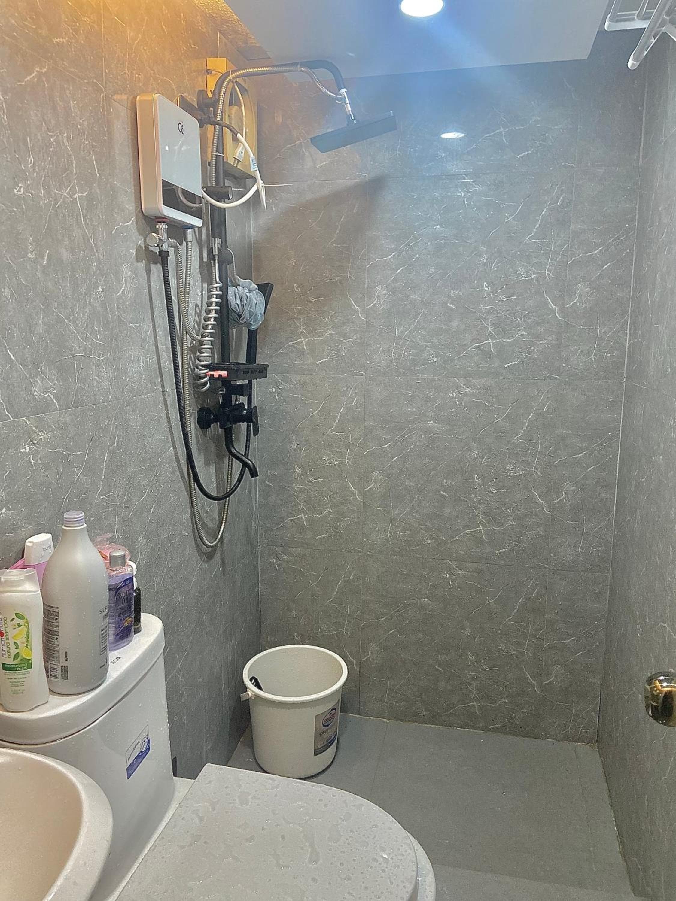 IV’s Condo w/ Netflix, Wifi & Karaoke, Cainta, photo 2