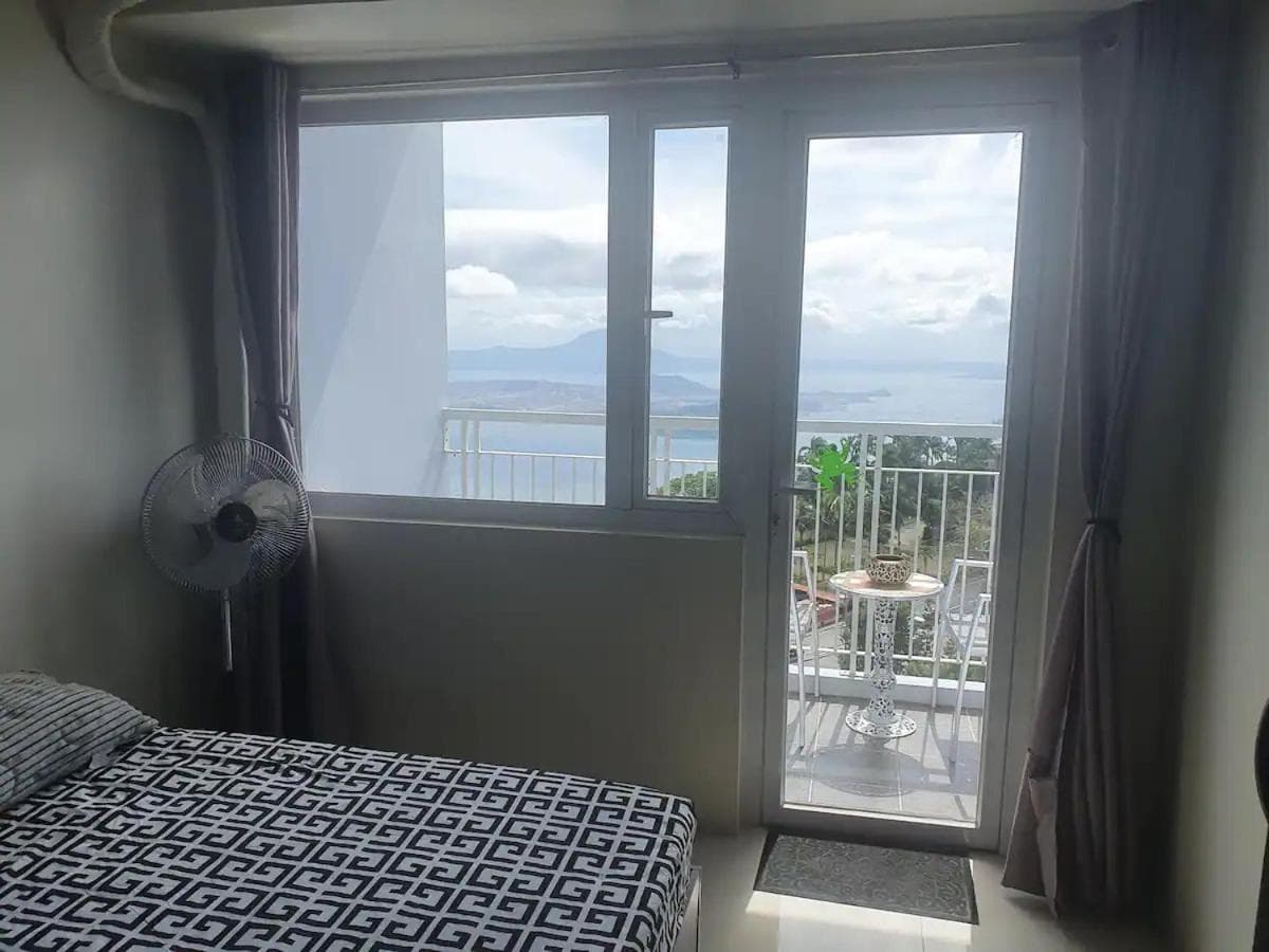 Panoramic View of Taal 1727 SMDC with wifi and free Indoor parking, Tagaytay