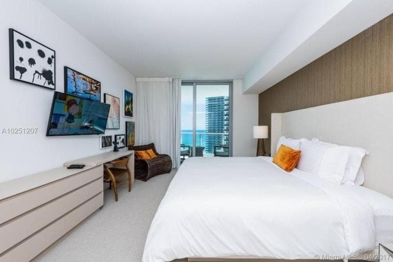 Modern Beachfront Condo with Stunning Ocean View, Hollywood
