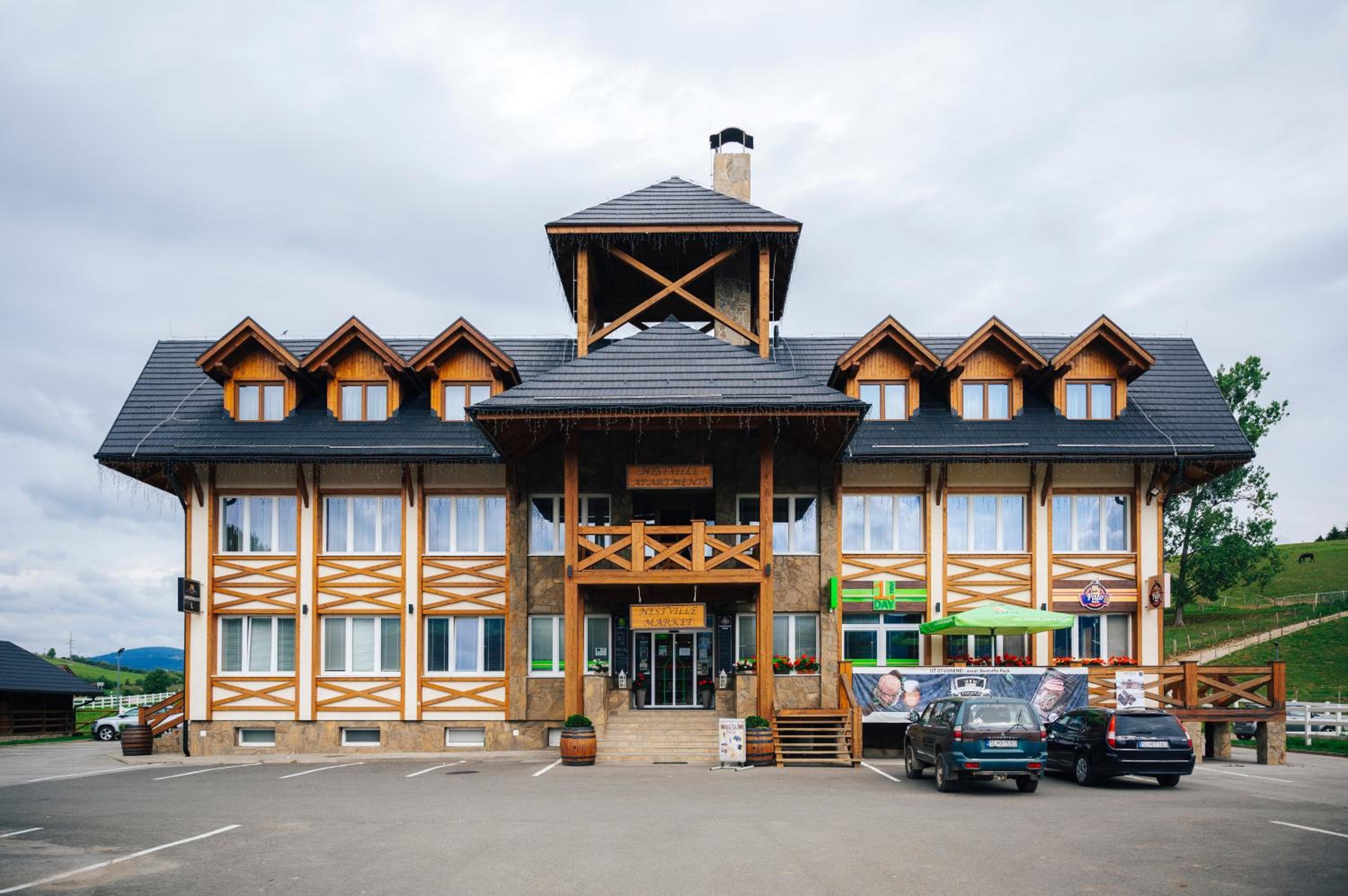 Nestville Apartments, Hniezdne