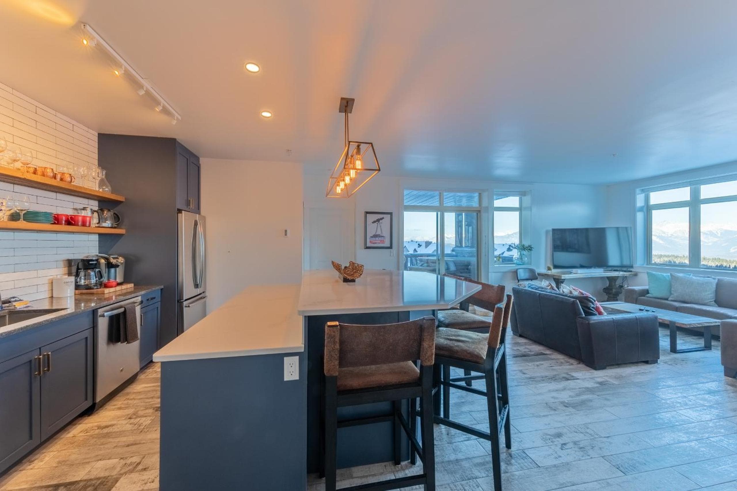 Fully Renovated Ski-in/out Loft with Private Hot Tub!, Golden, photo 5