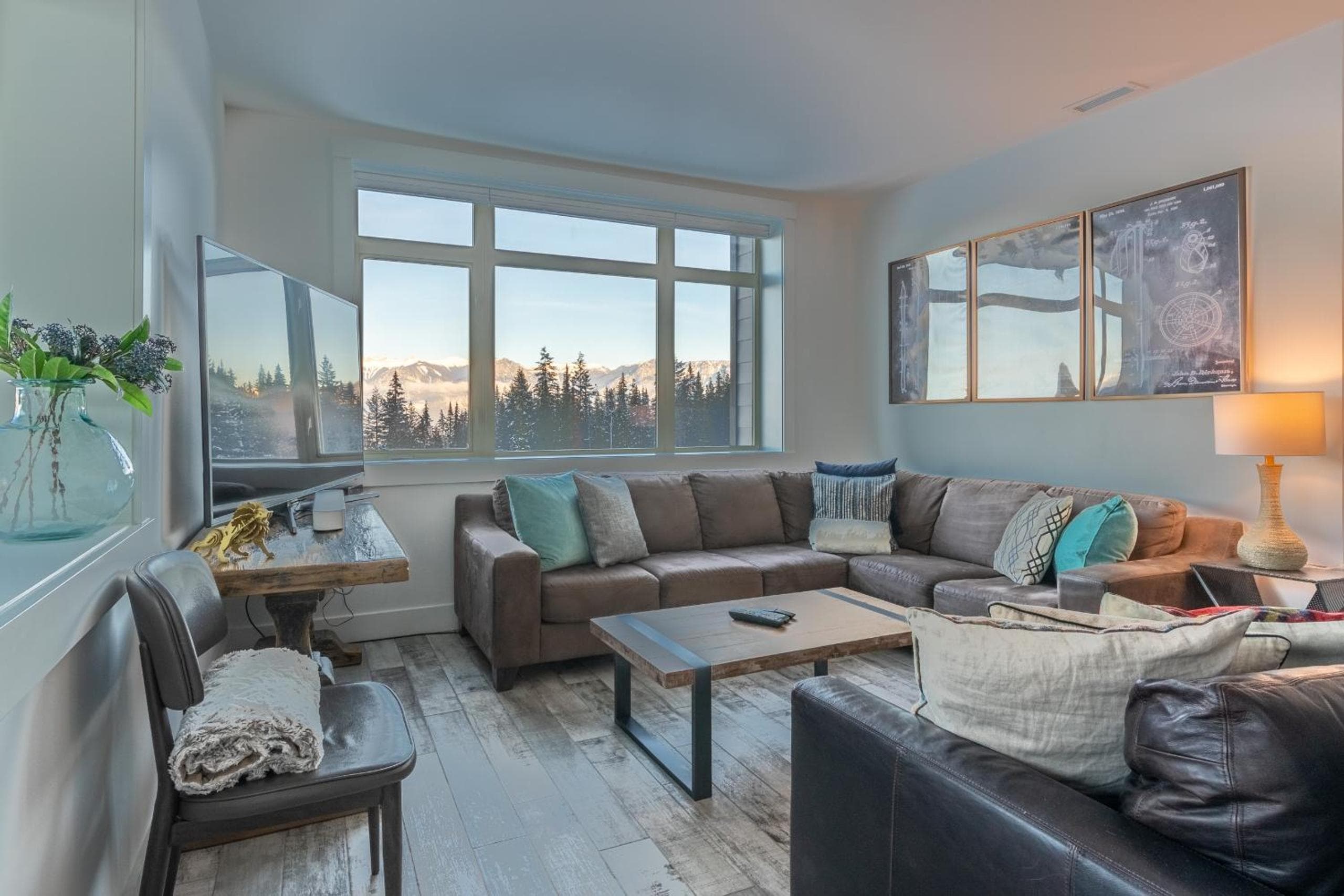 Fully Renovated Ski-in/out Loft with Private Hot Tub!, Golden, photo 2