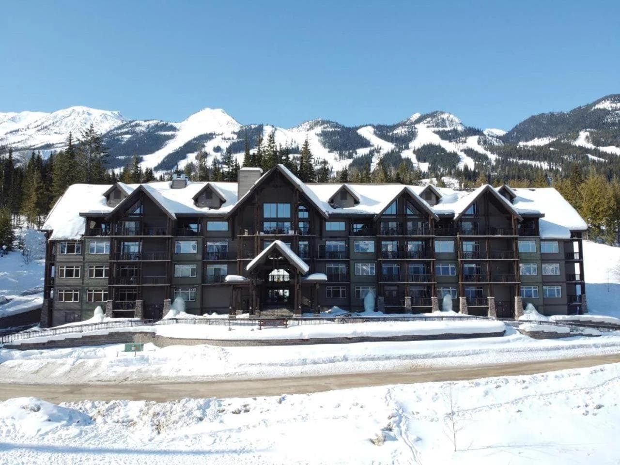 Fully Renovated Ski-in/out Loft with Private Hot Tub!, Golden