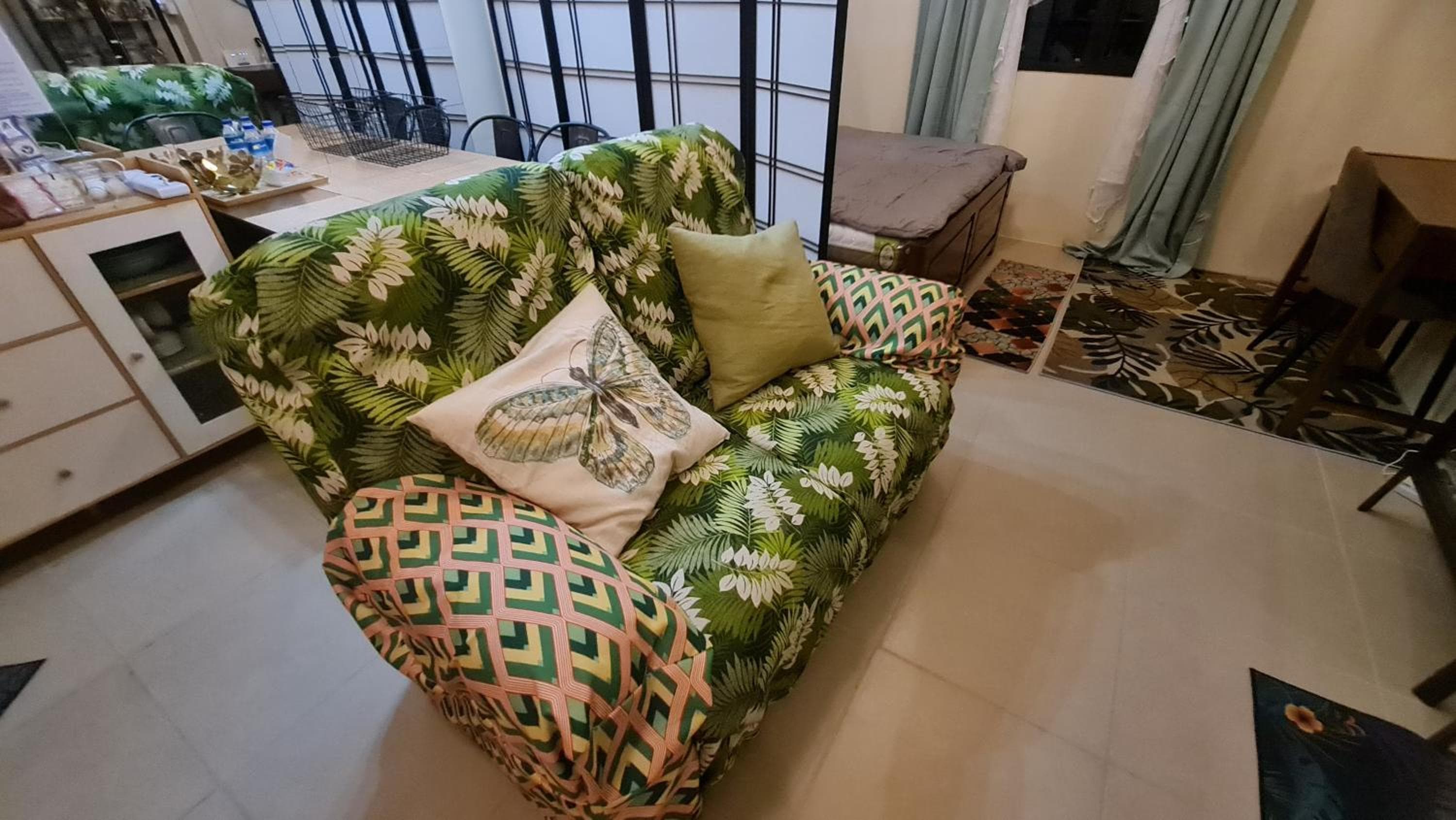 Lucky East Serin with Netflix DisneyPlus FreeCoffeeTea & Recliner, Tagaytay, photo 4
