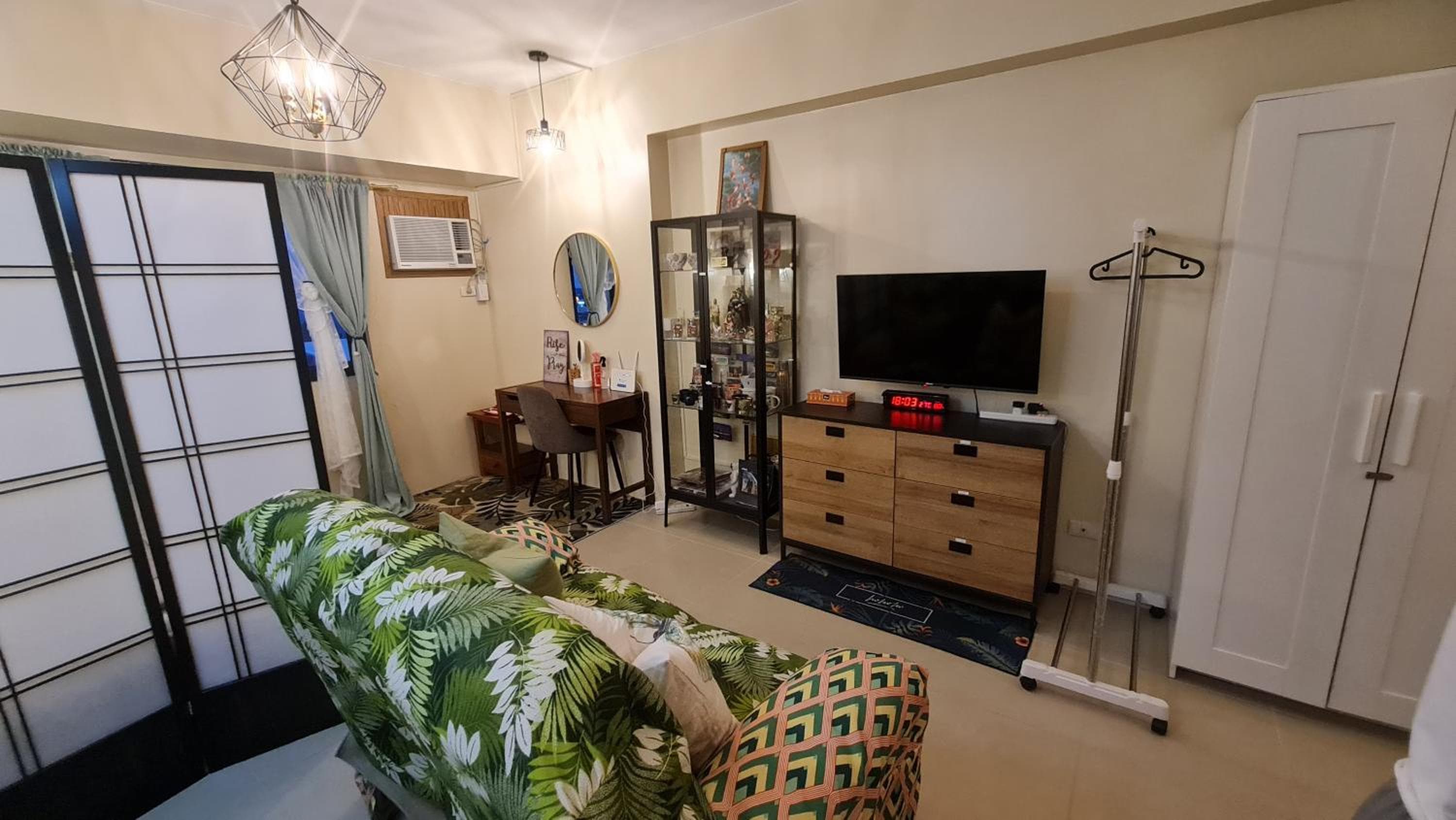 Lucky East Serin with Netflix DisneyPlus FreeCoffeeTea & Recliner, Tagaytay, photo 5
