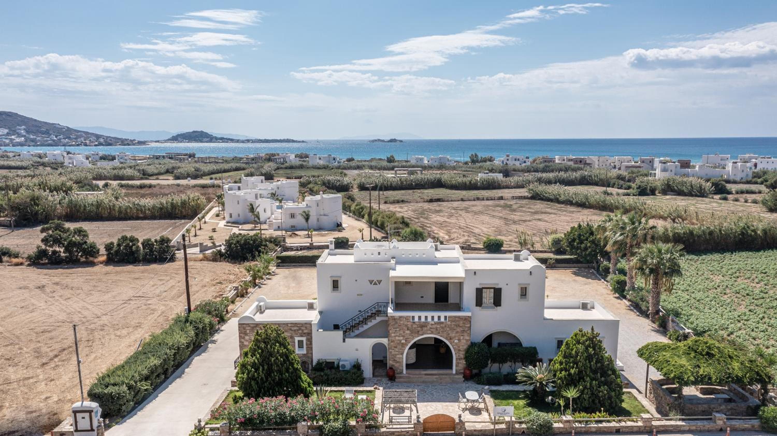 Zefyros Studios, Plaka