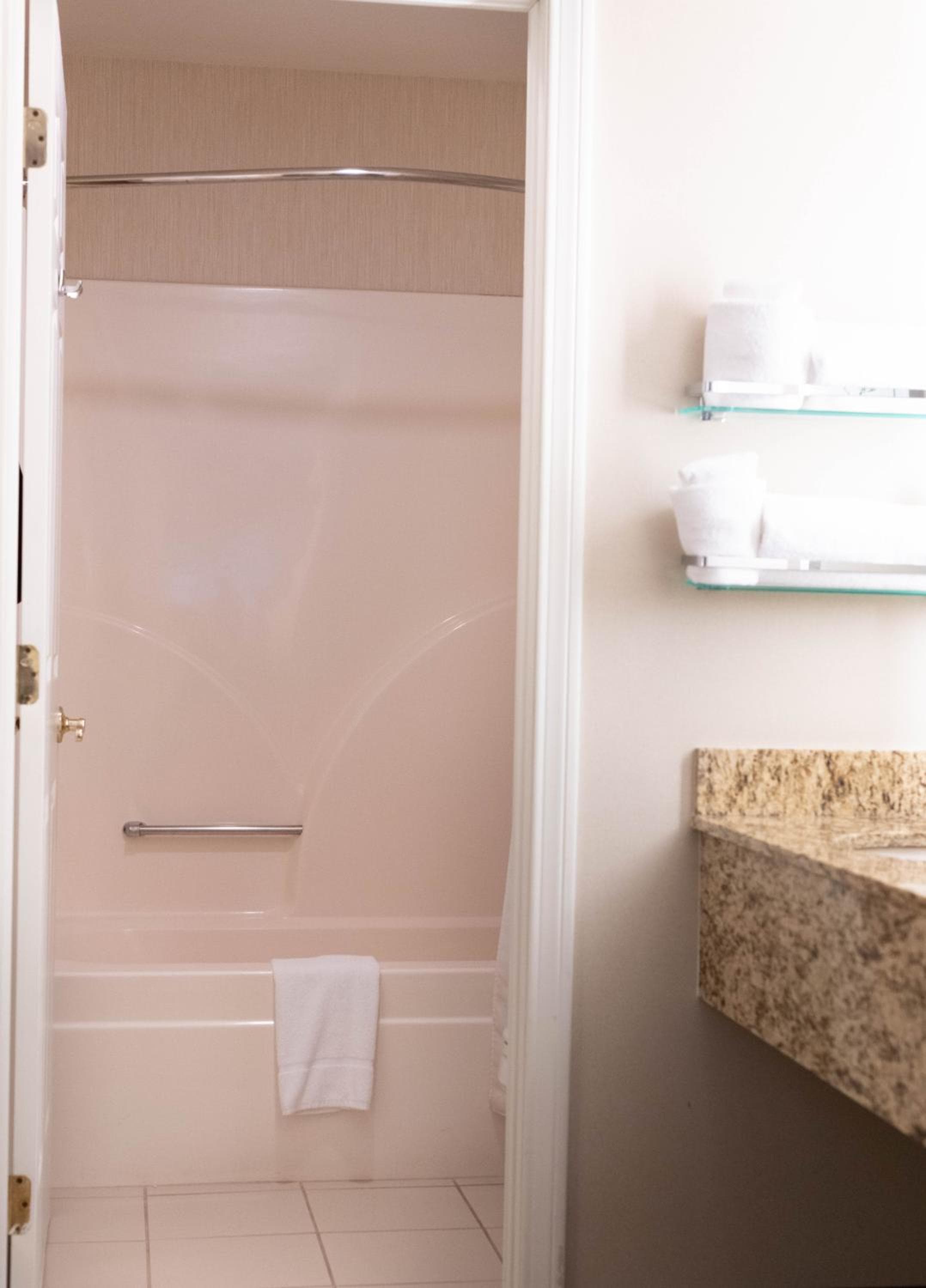 Hawthorn Suites by Wyndham Erie, Erie, photo 2