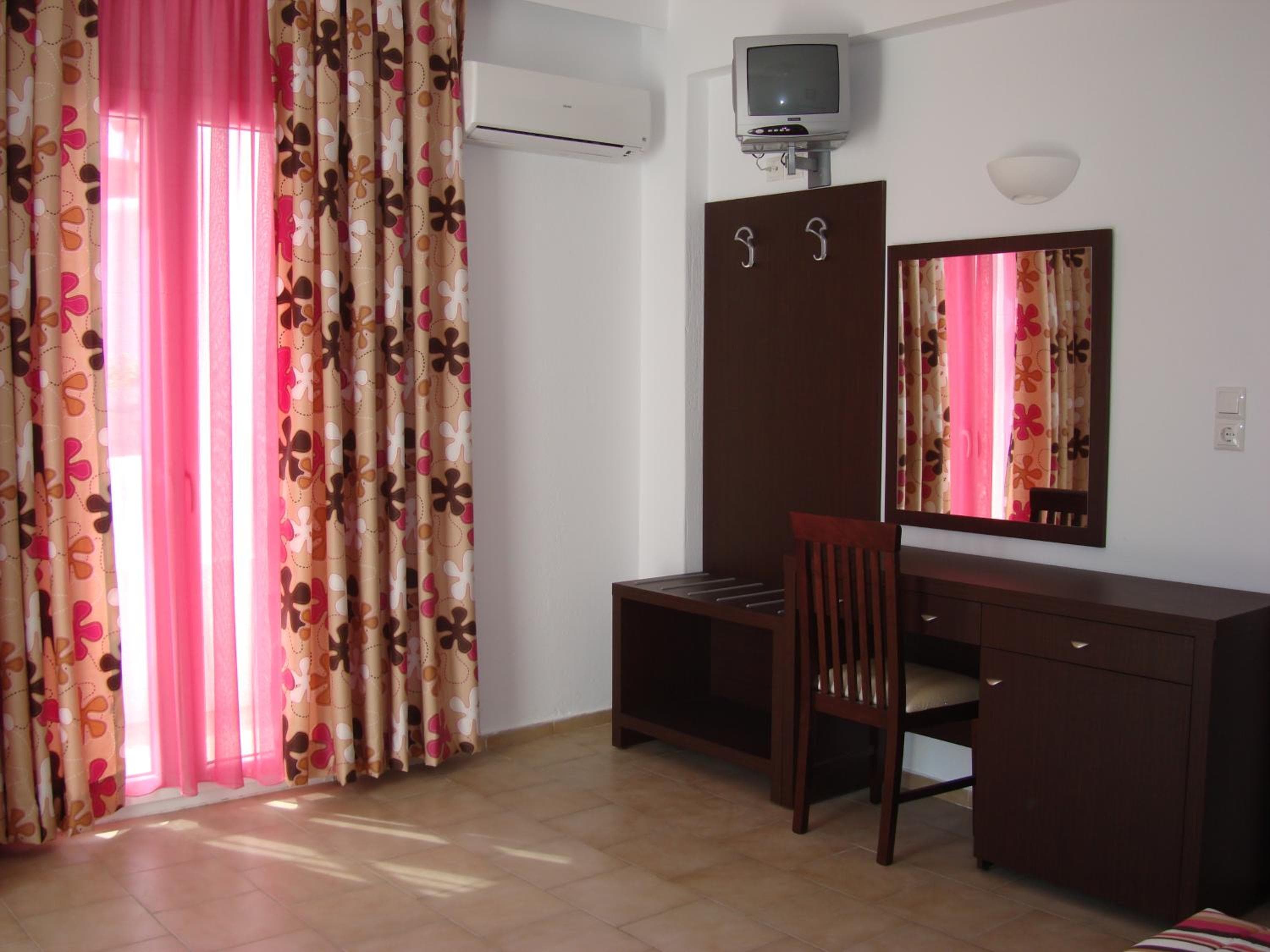 Elena Studios & Suites, Ornos, photo 5