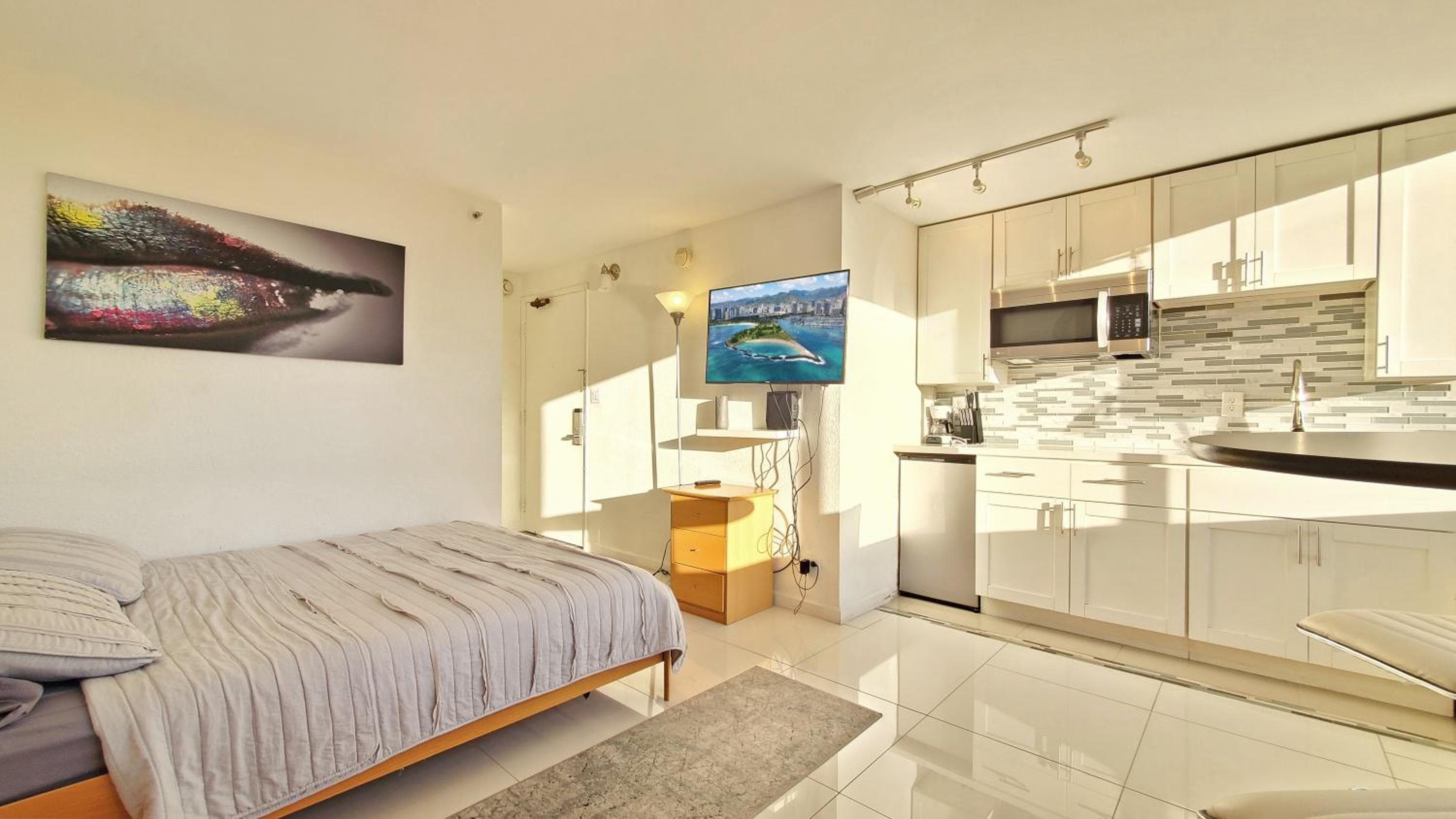 Waikiki beach cozy studio no resort fee, Honolulu, photo 3