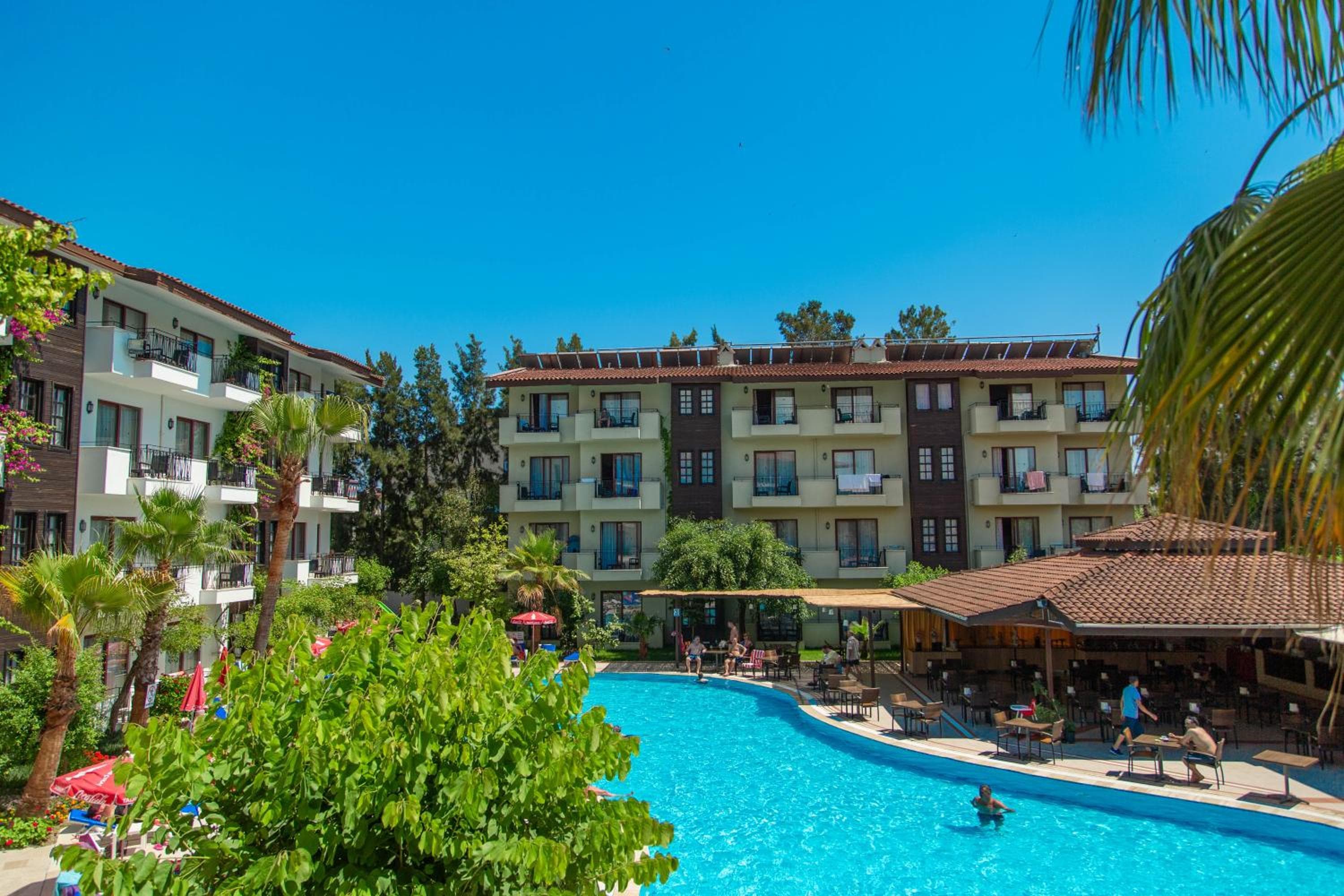 LEMAS SUITE HOTEL, Side