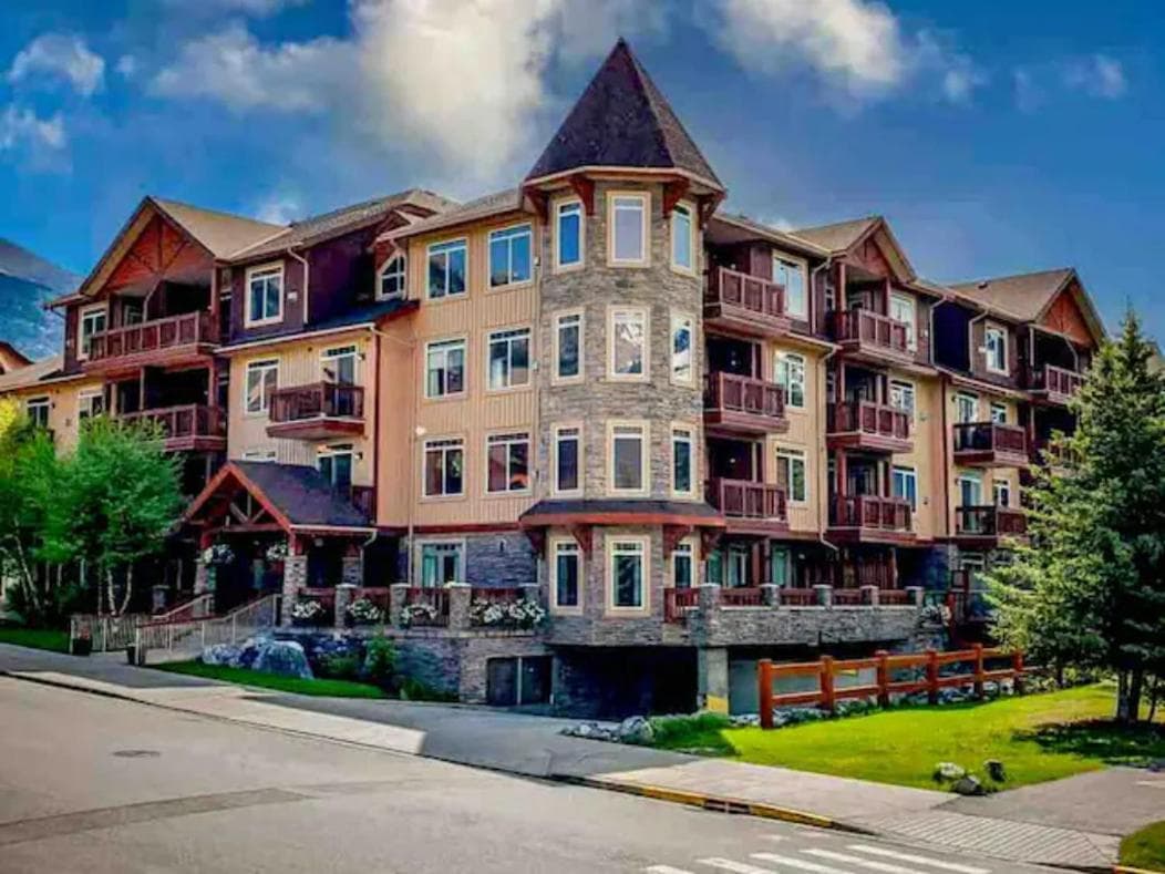 Falcon Crest Lodge 1 BR Condo With Gym & Hot-Tubs & Mountain View, Canmore