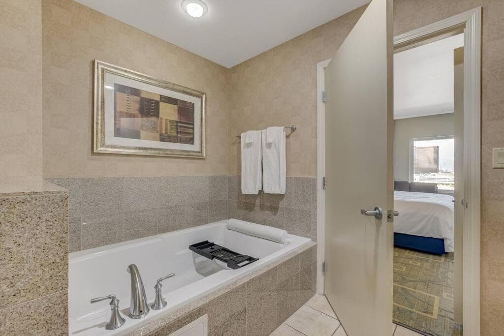 Ultimate Las Vegas Getaway One Bedroom Suite with Balcony, Kitchen, Gym, Pool & Free Parking, Las Vegas, photo 2