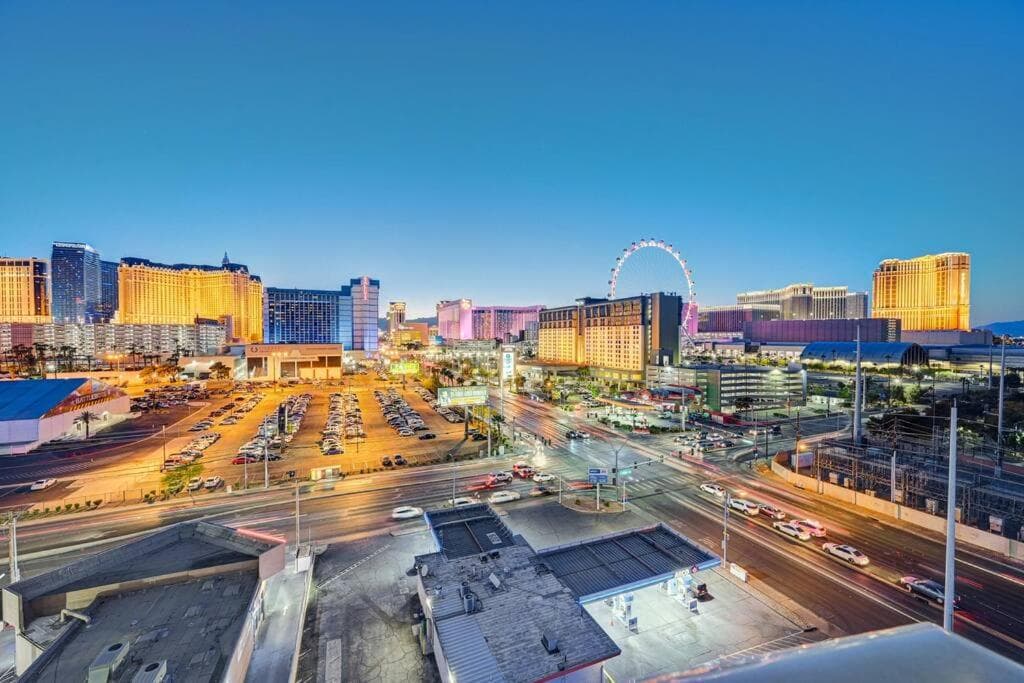 Ultimate Las Vegas Getaway One Bedroom Suite with Balcony, Kitchen, Gym, Pool & Free Parking, Las Vegas, photo 3