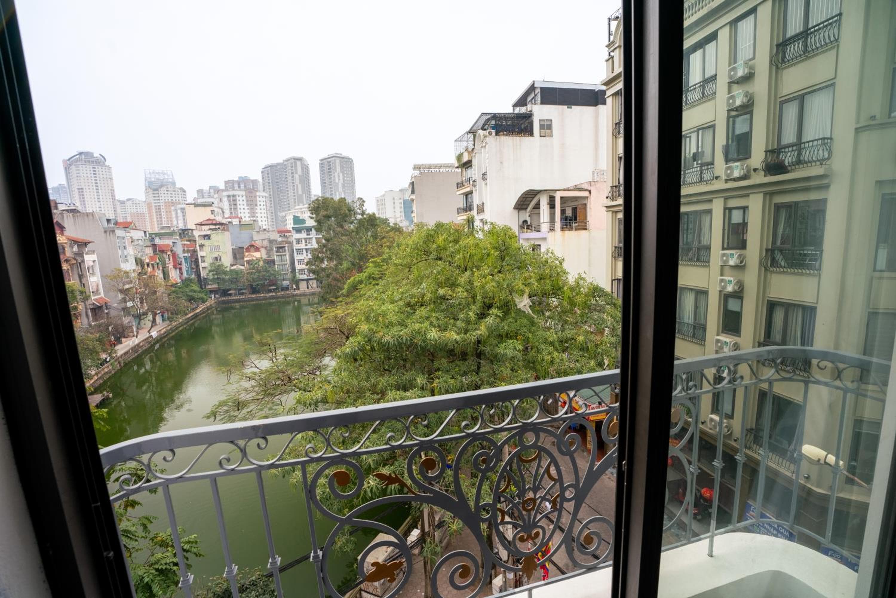 Granda Lake View Hotel & Apartment, Hanoi, photo 3