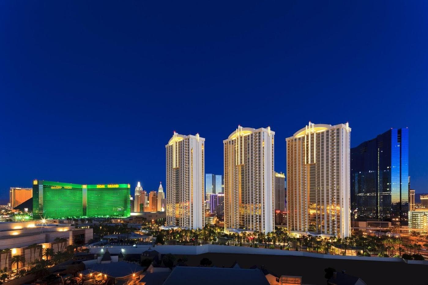 MGM SIGNATURE - Strip View Suite- FREE valet parking, Las Vegas