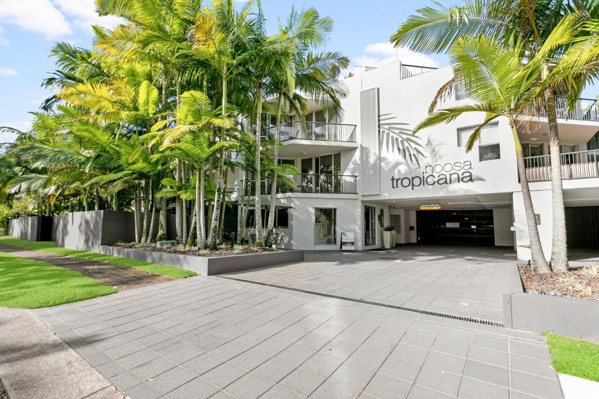 Noosa Tropicana, Noosaville