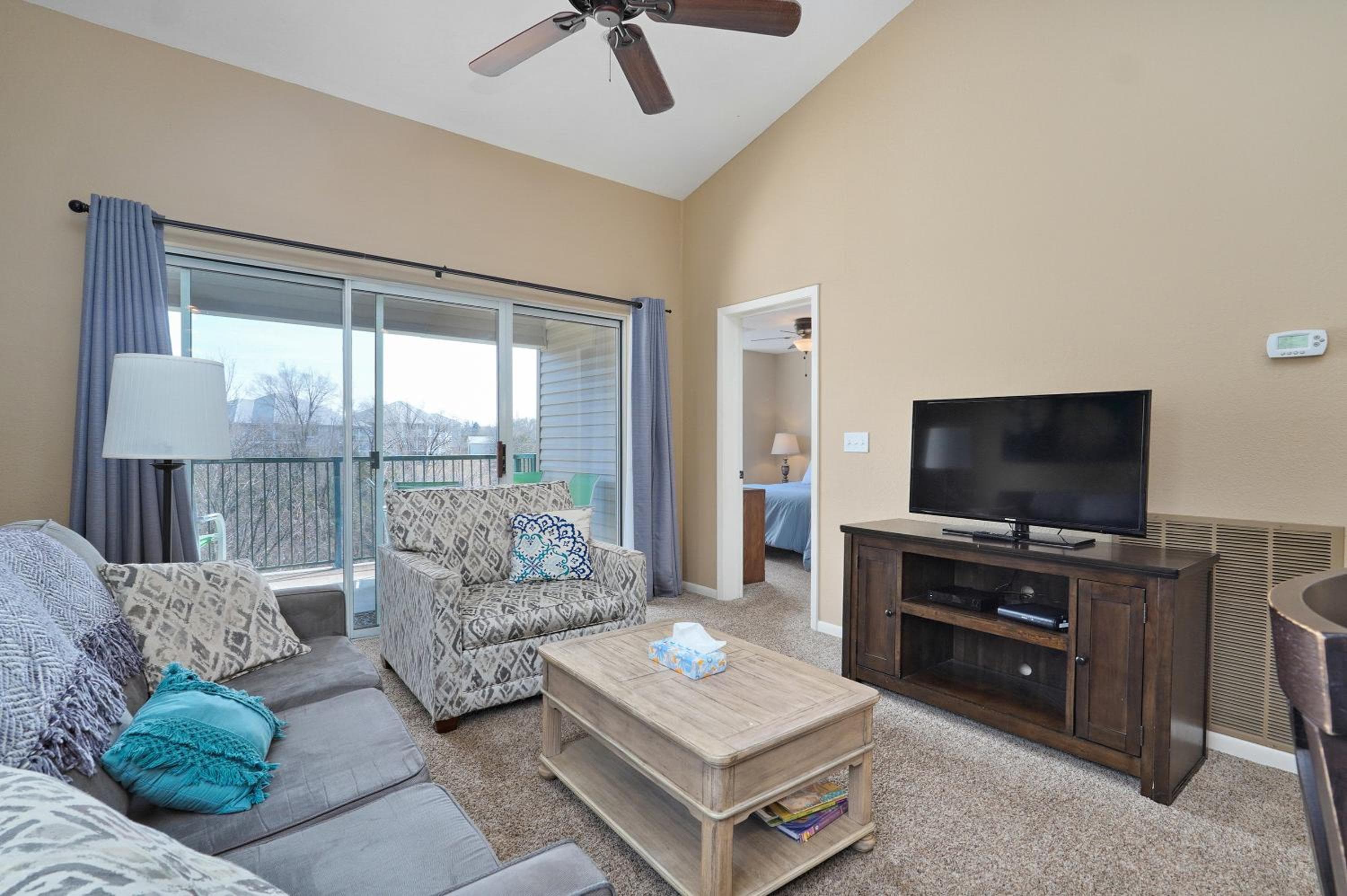 Cozy Top Floor 2BR Condo with View and Amenities!!, Branson, photo 2