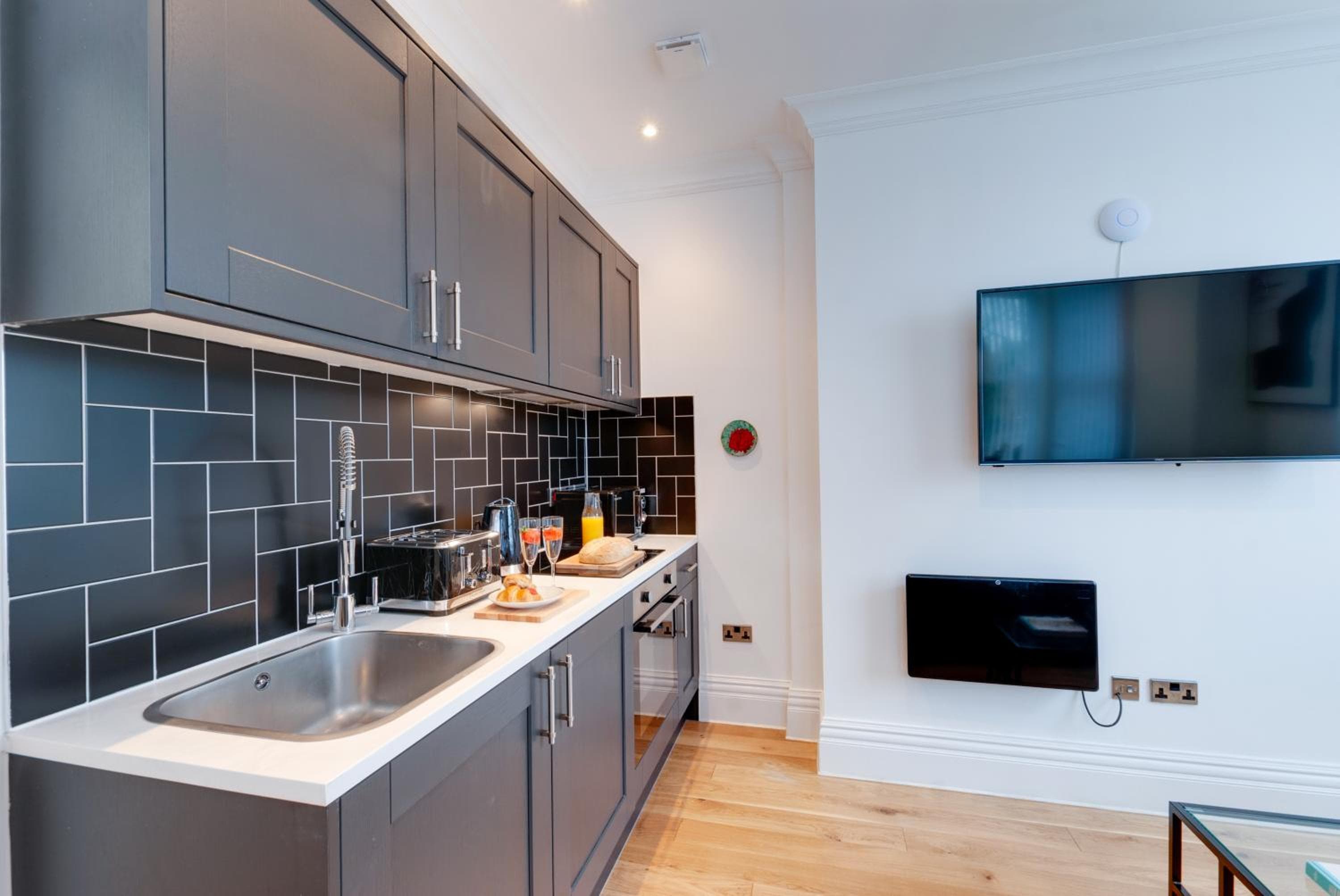 80 by Elite, Liverpool, photo 6