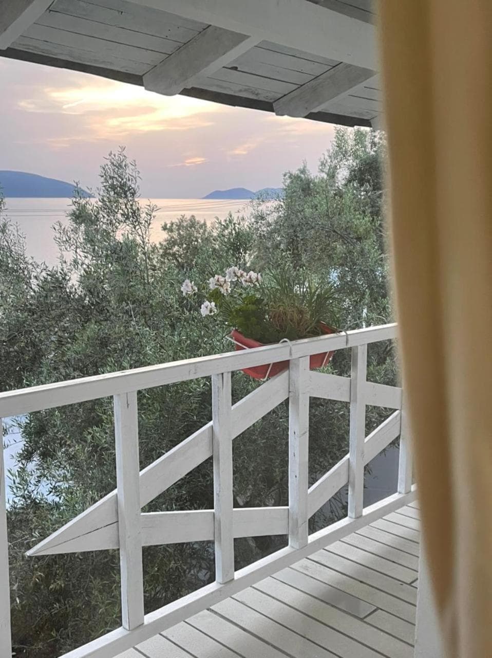 Mario Rooms, Vlorë