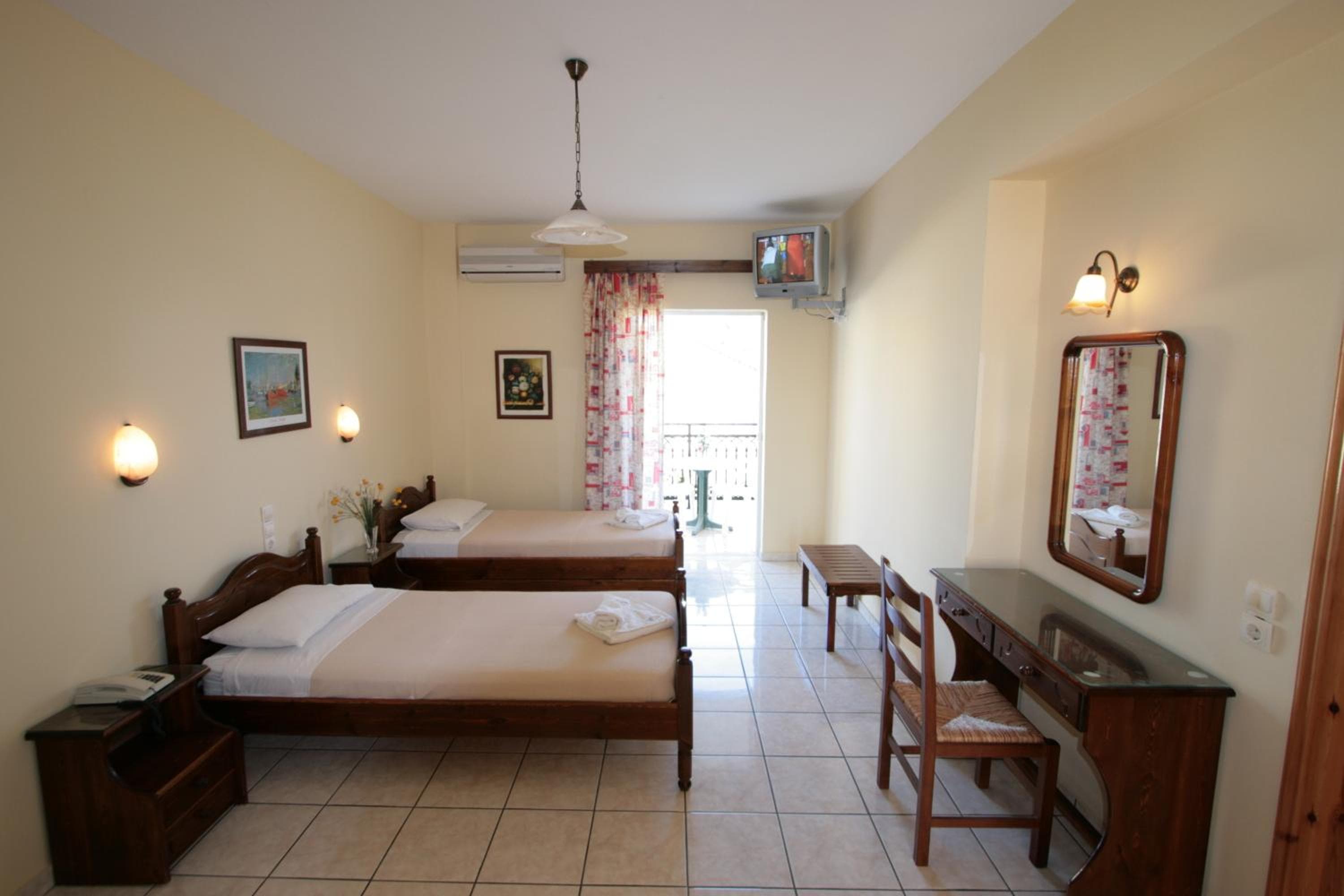 Village Inn Studios & Family Apartments, Laganas, photo 2